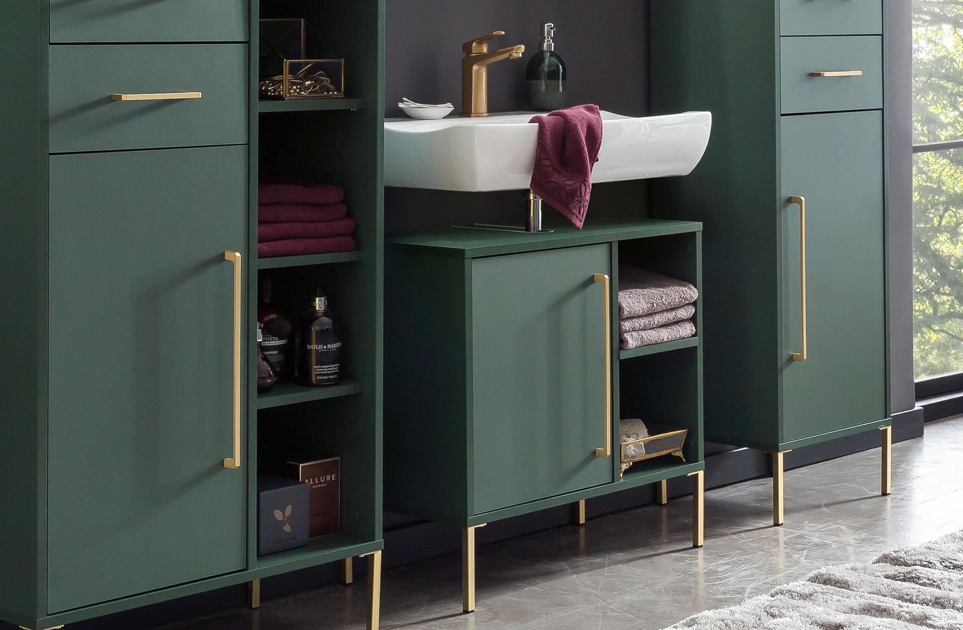 kúpeľňová séria kent, kúpeľňový program, tmavozelené kúpeľňové skrinky, pozlátené úchytky, pozlátené nohy, bordový uterák na bielom umývadle