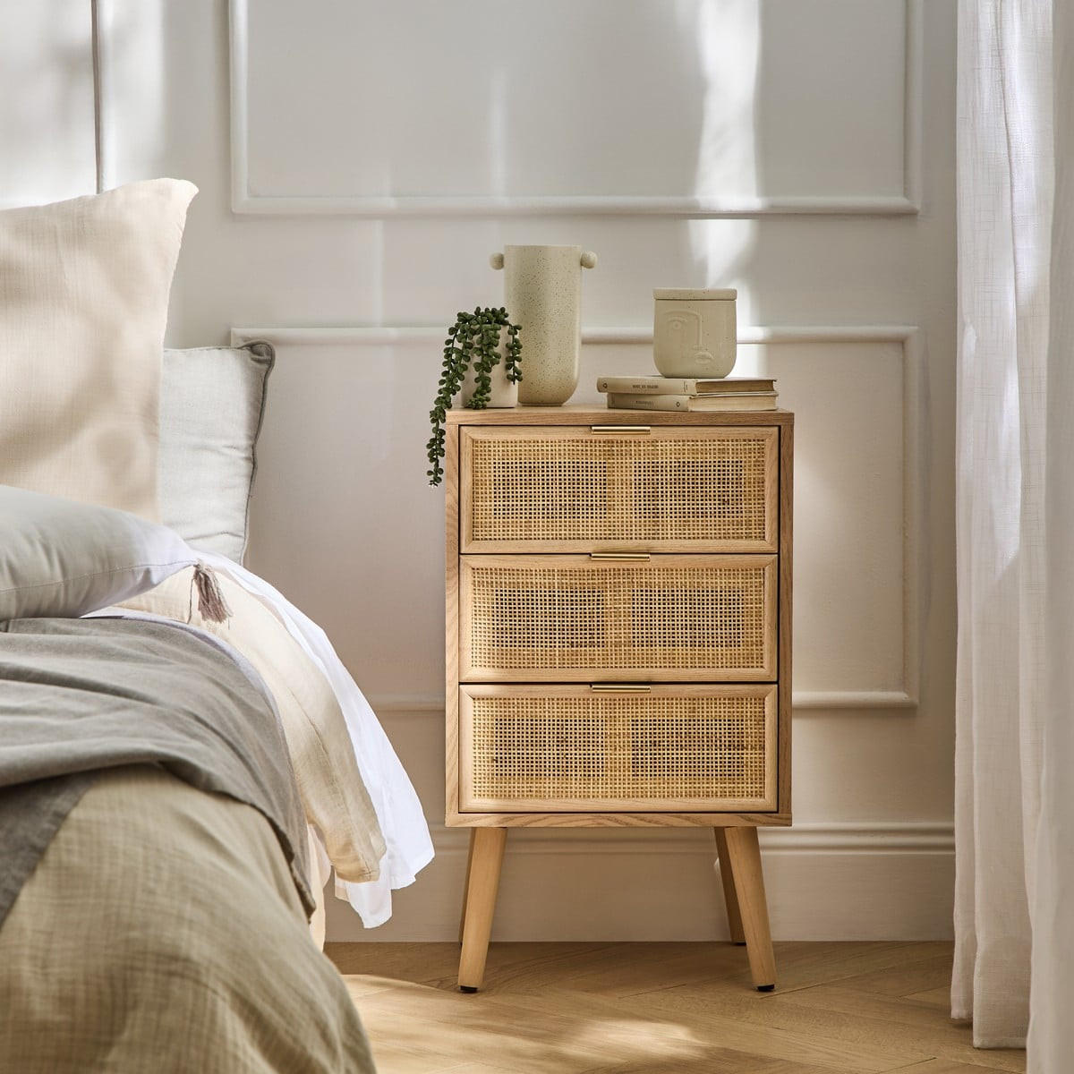 NACHTTISCH mit 3-Schubladen-Front aus natürlichem Rattangeflecht - Eschefarben, Holzwerkstoff (36.5/71/42cm) - Calicosy