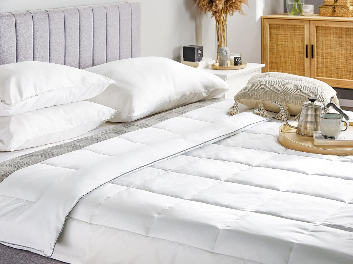 PŘIKRÝVKA Mikrofaser Středně teplá 135/200 cm Koutra - bílá, textil (200/135cm) - Beliani
