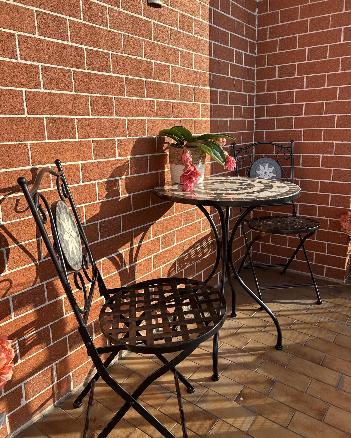 GARTENTISCH Eisen schwarz Mosaik 60 cm Cariati - Schwarz, Metall (60/60/73cm) - Beliani