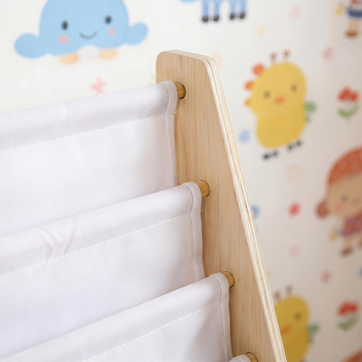 POLIČKA dětských knih - různobarevná, dřevo/textil (64/78/28cm) - Relaxdays