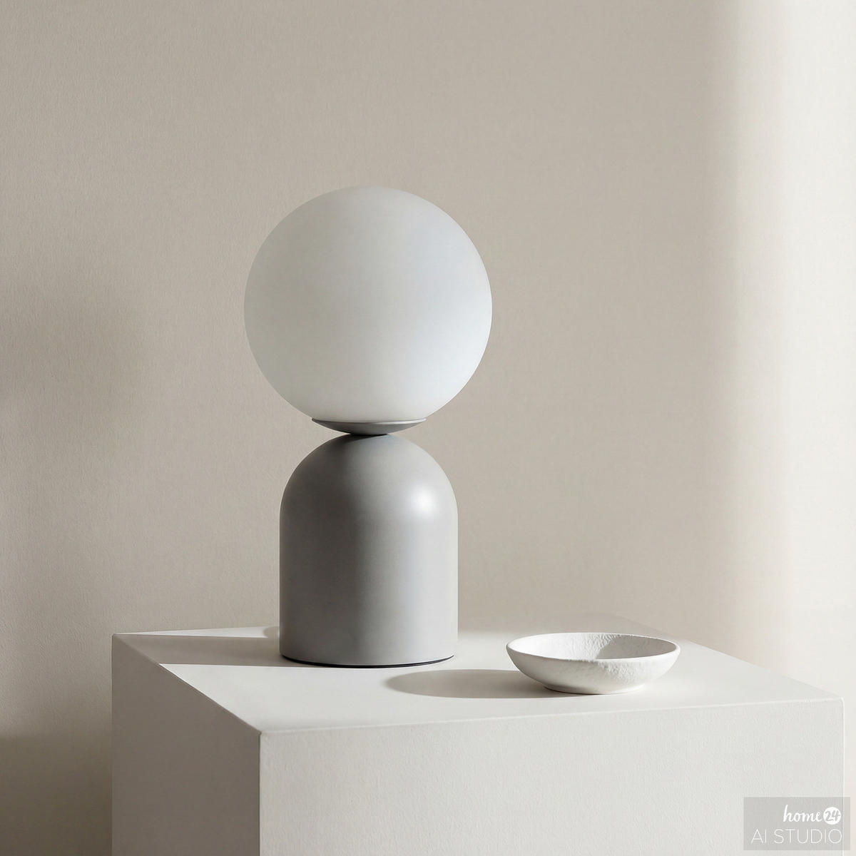 AKKU-TISCHLEUCHTE - Opalglas / Eisen - Weiß / Salbei - Weiß/Grün, Glas/Metall (10/10/21cm) - home24