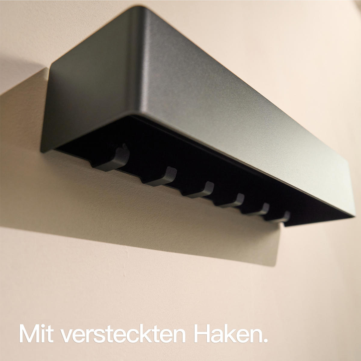 SCHLÜSSELBRETT MIT ABLAGE - Schwarz, Metall (28/5.5/7.5cm) - Designfabrik Hamburg