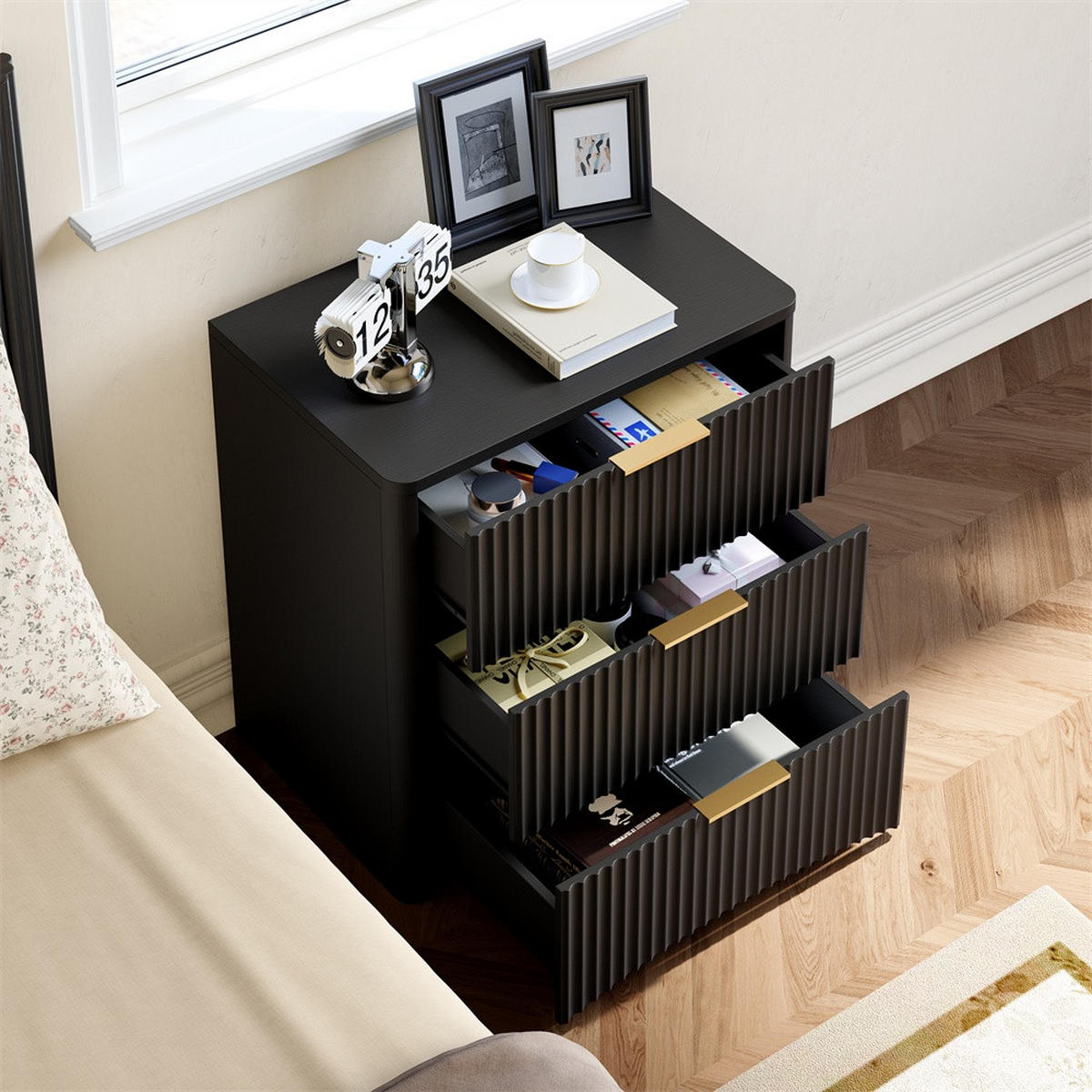 NACHTTISCH 58x38x64 cm mit 3 Schubladen - goldene Metallgriffe & geräuscharme Führung - Rillendesign - Schwarz - Schwarz, Holzwerkstoff (38/64/58cm) - DELFA