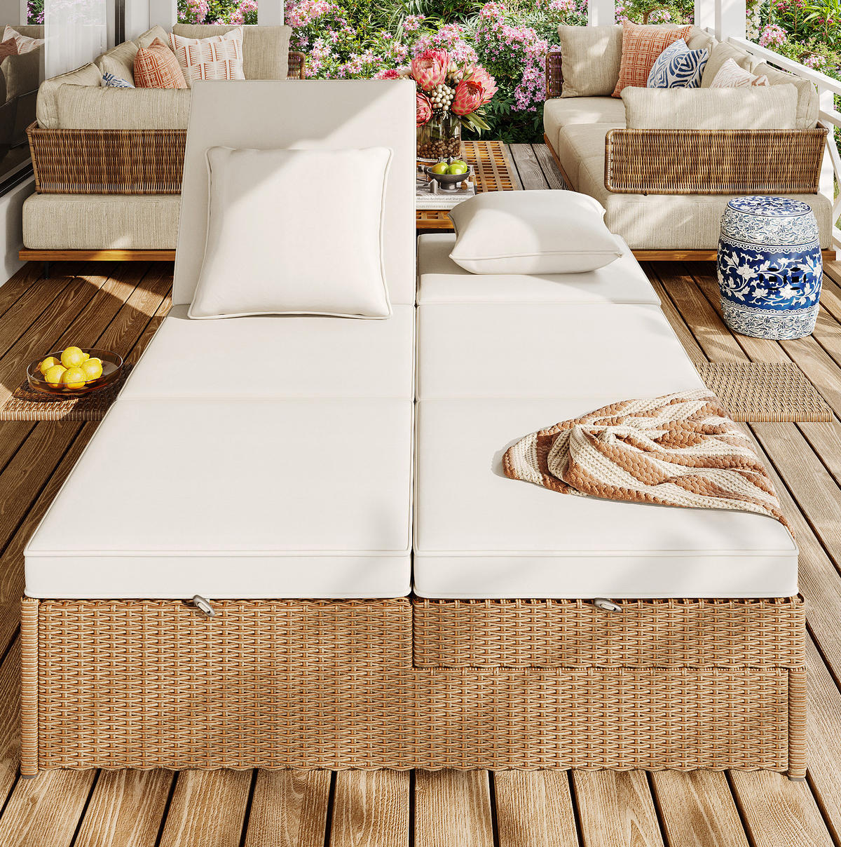 GARTENLIEGE aus Metall, PE-Rattan und Polyester 199x120x37 cm Weiß mit verstellbaren Rückenlehnen, Kissen und Beistelltisch - Weiß, Kunststoff (120/37/199cm) - Modfu