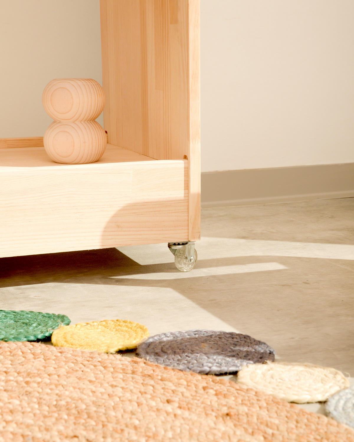 BÜCHERREGALWAGEN aus massivem naturfarbenen Kiefernholz MAX - Beige, Holz (41/80/70cm) - RNT By Really Nice Things