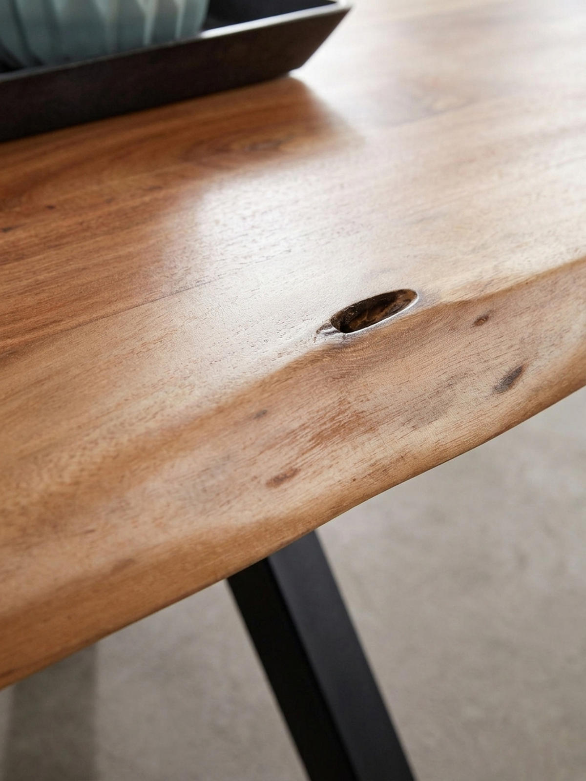 COUCHTISCH in Natur, Massivholz Akazie, Baumkante, pulverbeschichteter Edelstahl, Unikat - Beige/Schwarz, Holz/Metall (64/115/37cm) - KADIMA DESIGN