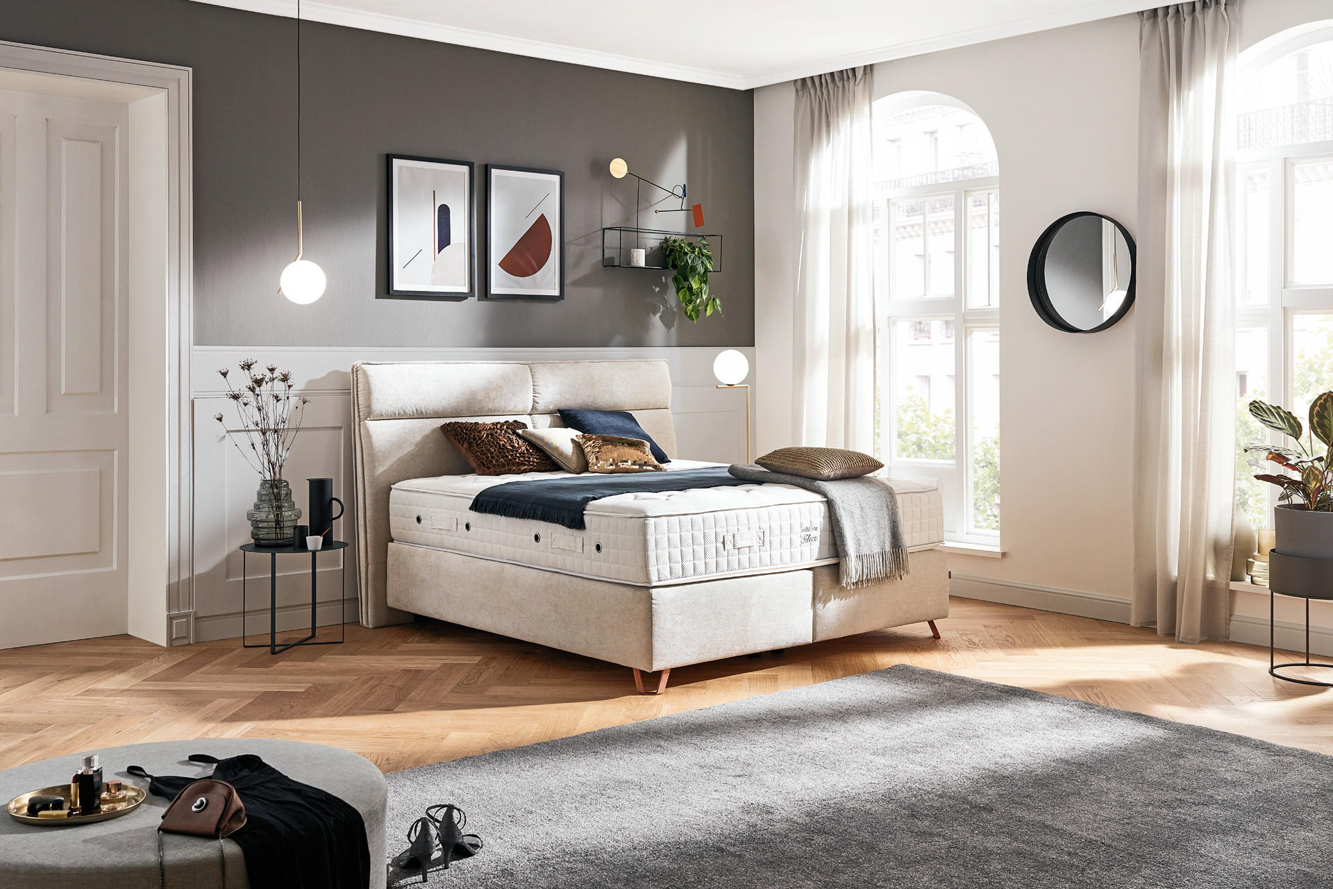 Modernes Schlafzimmer mit Boxspringbett