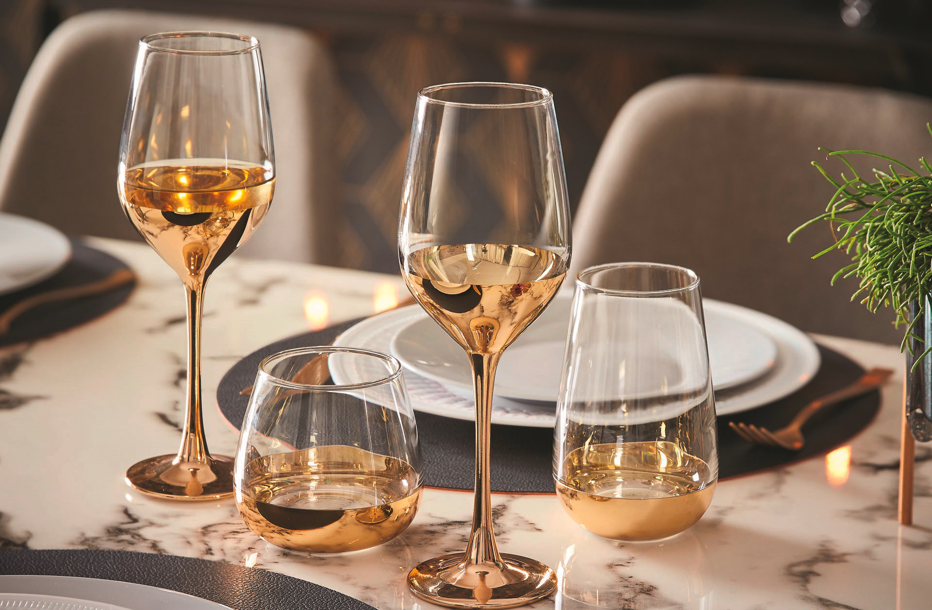 vínové poháre, zlaté poháre, stôl, mramor, pohár, víno, stopka, lesk, taniere, vidlička, rastlina, váza, dekorácia, slávnosť, elegancia, luxus, zelená dekoratívna rastlina v malej váze