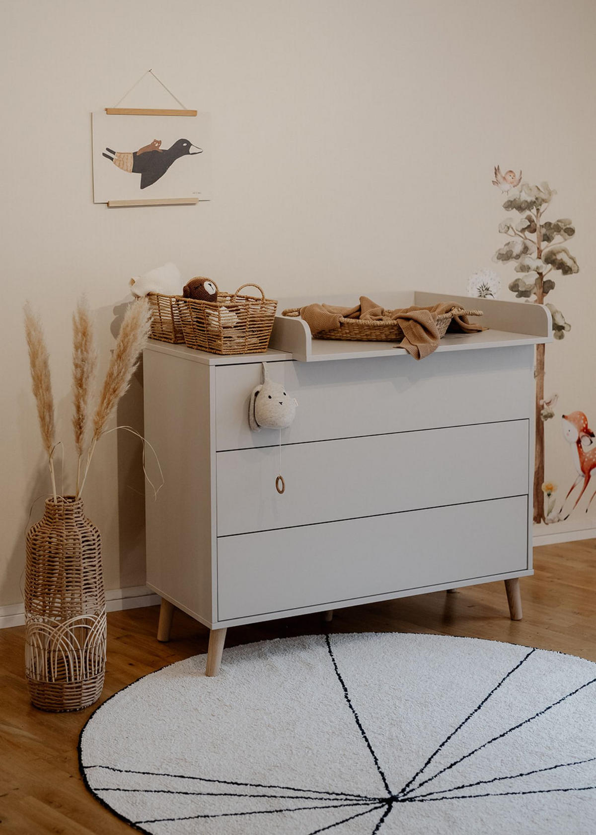 WICKELKOMMODE EDEN – Push-to-Open, Soft Close, abnehmbarer Wickelaufsatz & Schubladen mit Fächern - sahara dust - Buchefarben/Sahara, Holzwerkstoff/Buchenholz (71/94/114cm) - Sämann – make a difference.