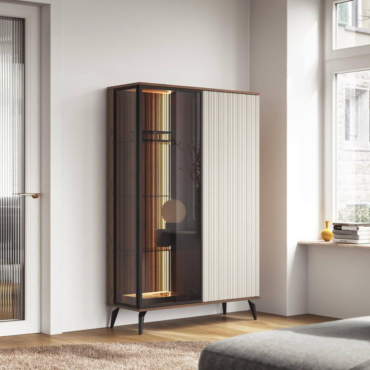 VITRINE YUKO WT103 103 cm (Warmia Nussbaum, Kaschmir, Glas, LED Inklusive) - Kaschmir/Walnussfarben, Glas/Holz (103/162/39cm) - Ravio