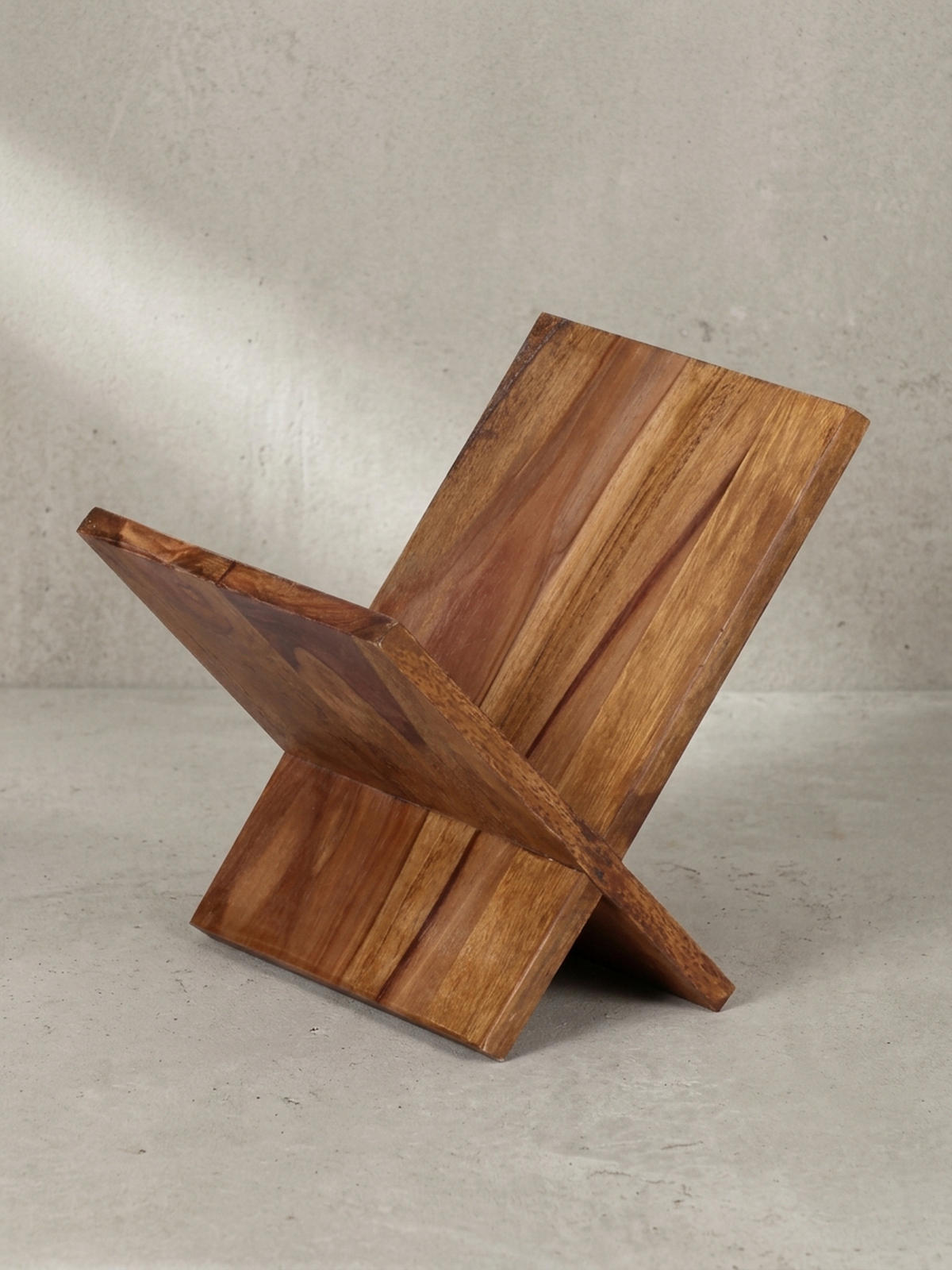 ZEITUNGSSTÄNDER Massivholz Handgefertigt X-Form, Braun 29x28x31 cm - Braun, Holz (29/31/28cm) - KADIMA DESIGN