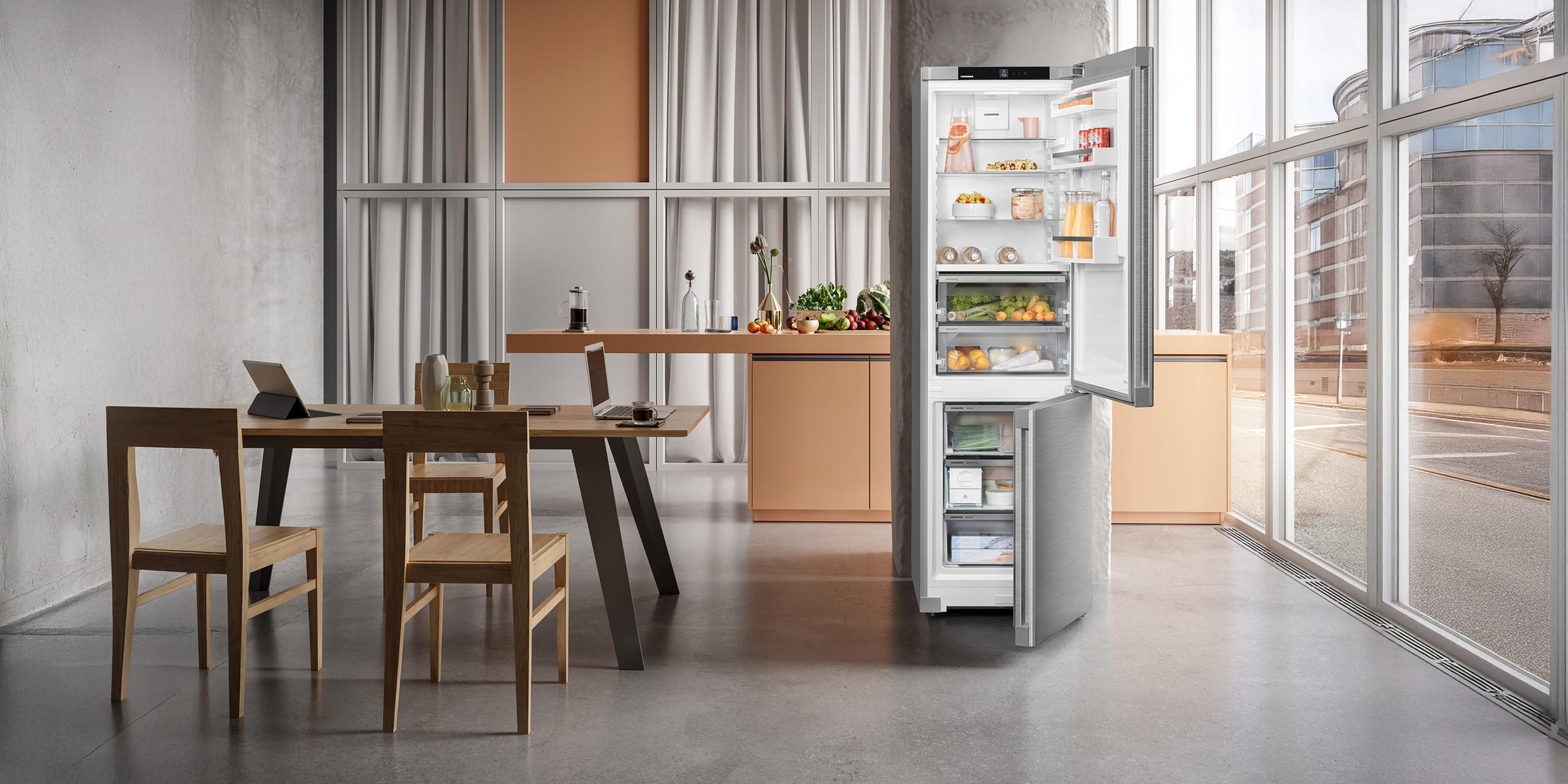 Kühl- und Gefrierkombination von Liebherr in einer minimalistische Design-Küche.
