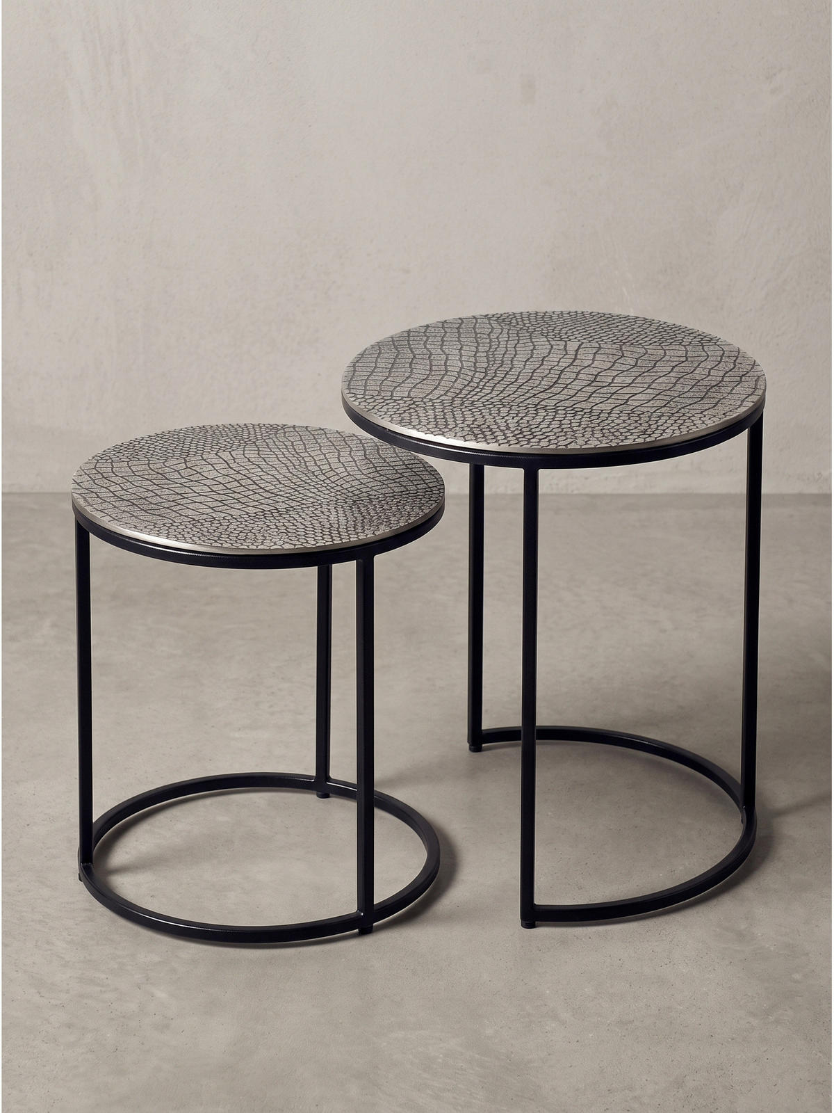 BEISTELLTISCHE 2er-Set VIENNE, Aluminium, handgefertigt, Silber, Ø 40 x 48 cm - Silberfarben/Schwarz, Metall (40/40/48cm) - KADIMA DESIGN