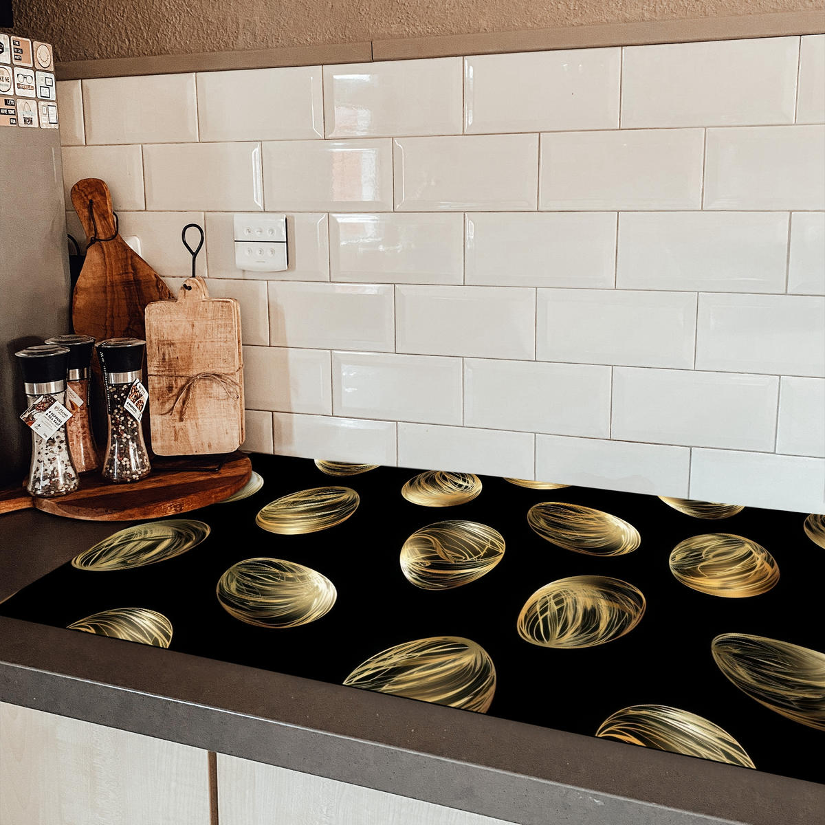 HERDABDECKPLATTE Eier - Gold - Muster Induktionsschutz 91.6x52.7 cm - Schwarz, Kunststoff (91.6/52.7/0.2cm) - MuchoWow