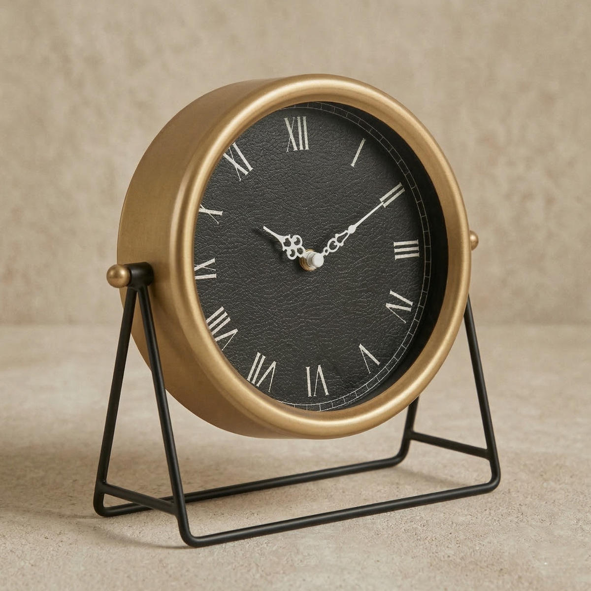 TISCHUHR auf Metallständer Kora 21/21/27 cm - Goldfarben, Metall (21/27/21cm) - SCENA LIVING