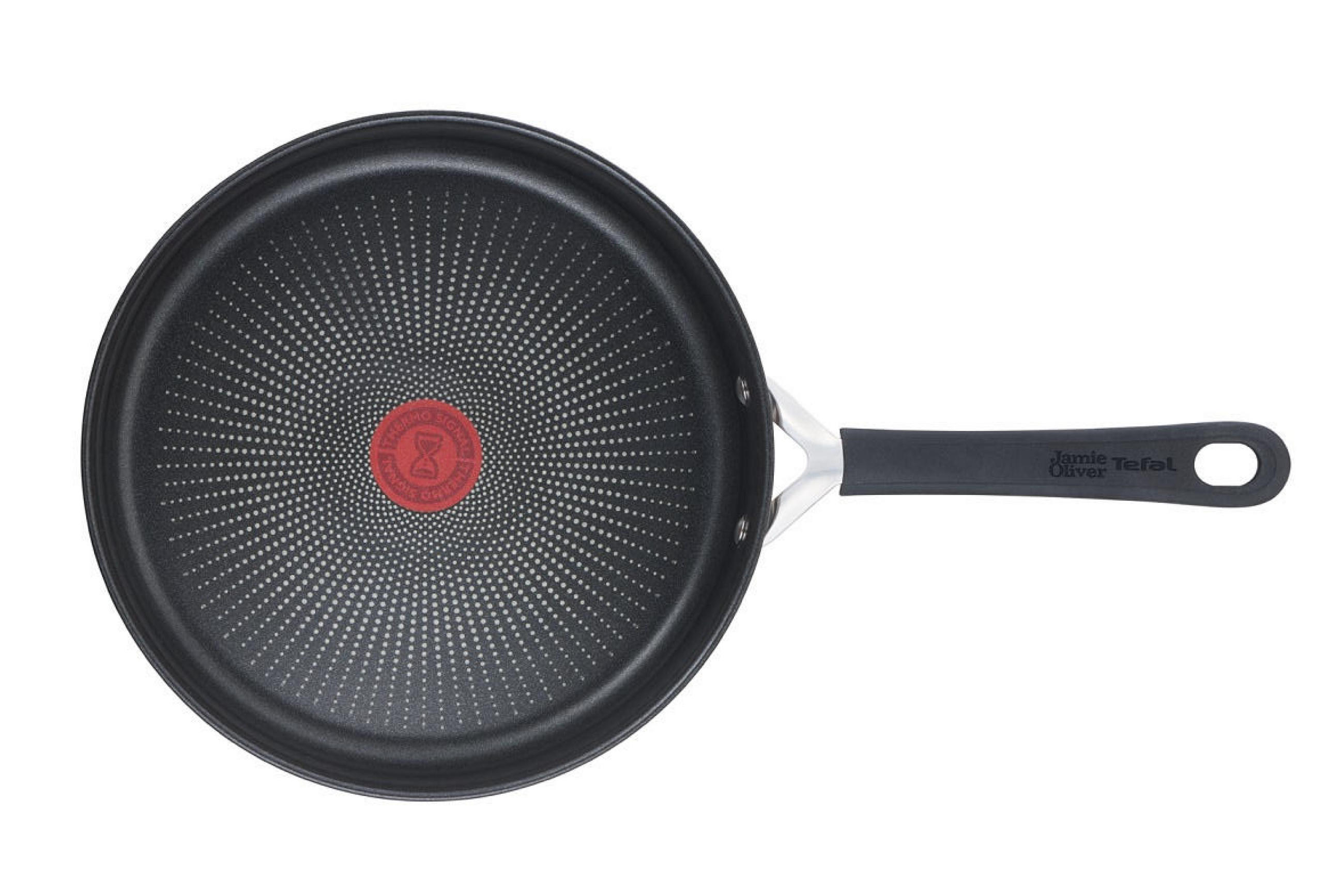 Stekpanna med svart non-stick-beläggning, röd Thermo-Spot-indikator i mitten och ett svart handtag med texten &apos;Jamie Oliver Tefal&apos;