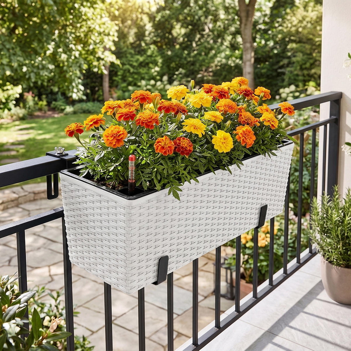 JARDINIERĂ Albă cu suport autoirigare - alb, material plastic/metal (50/19/19cm) - Relaxdays