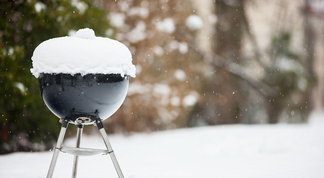 Gartenmöbel winterfest machen - Grill mit Schnee bedeckt