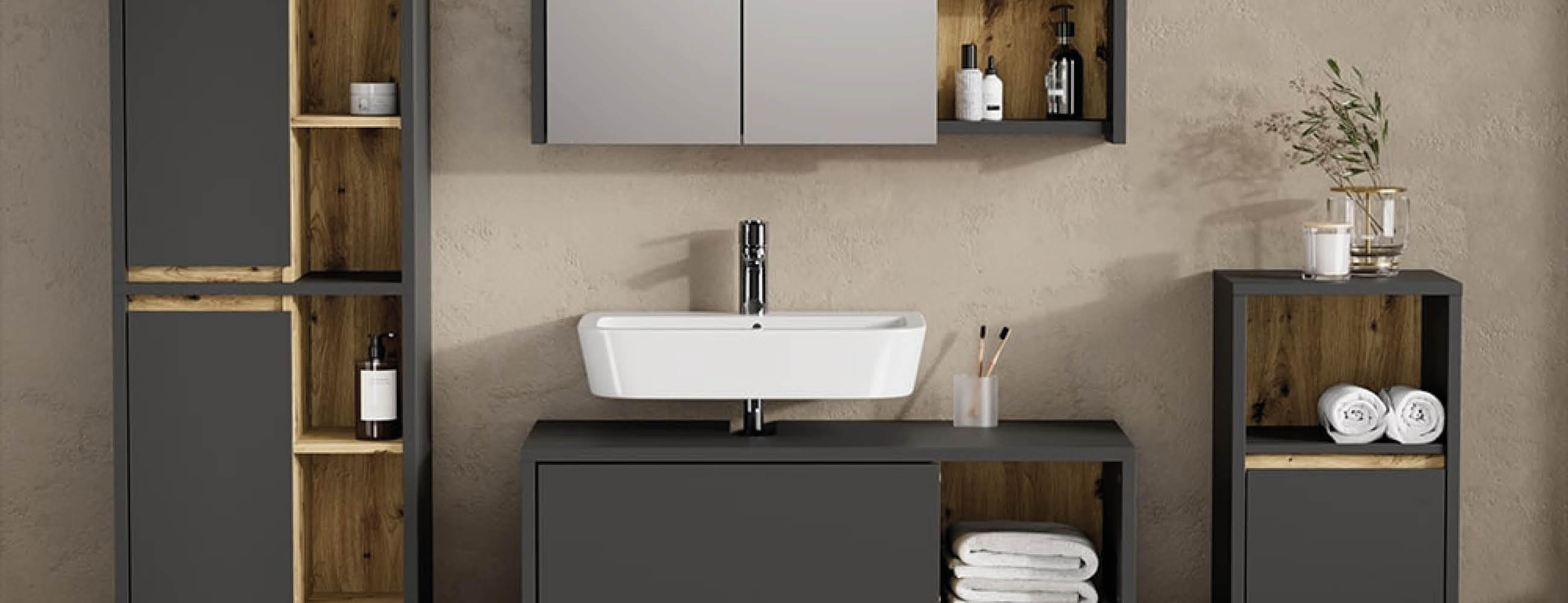 Modernes Badezimmer mit grauen und holzfarbenen Möbeln, einem weißen Aufsatzwaschbecken, offenen Regalen mit Handtüchern und Dekorationen sowie einem Spiegel.