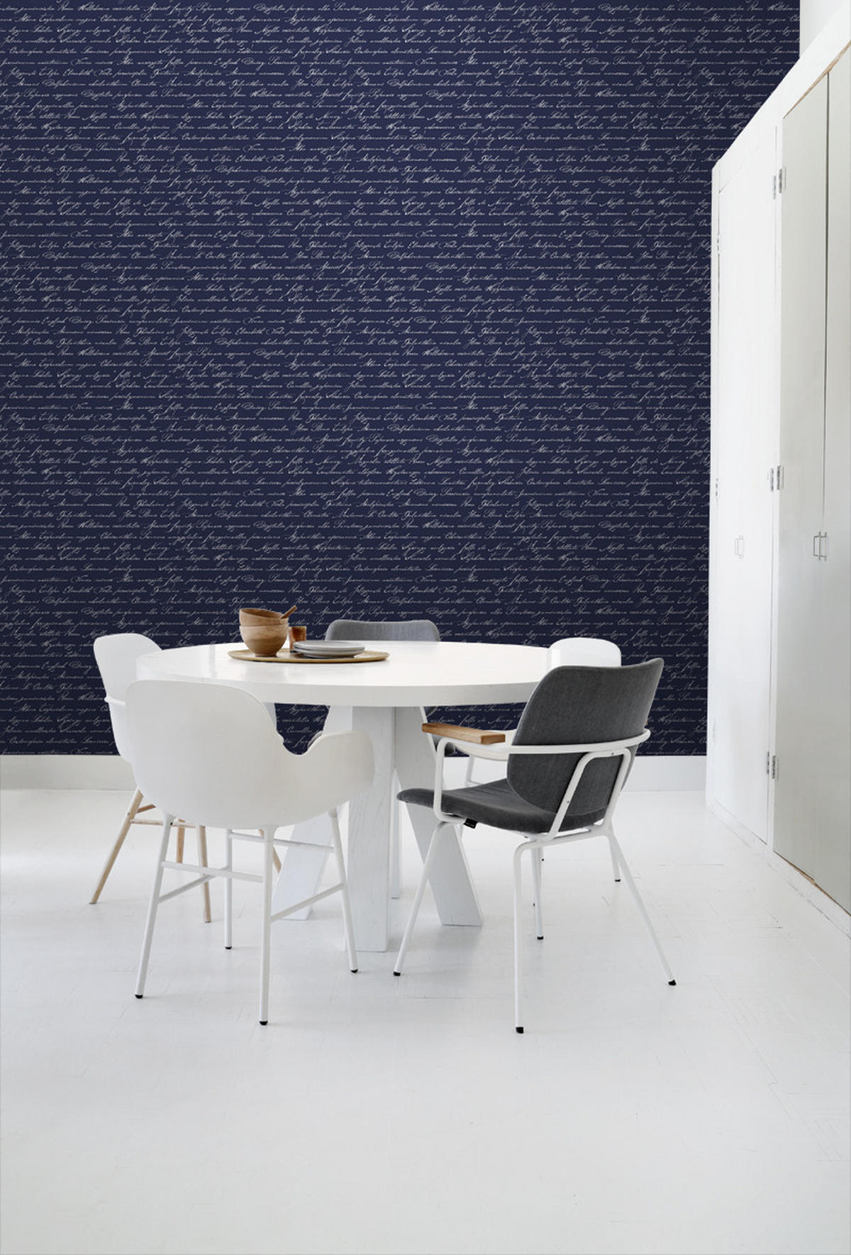 TAPETE handgeschriebene lateinische Blumennamen 53 cm x 10.05 m - Blau, Papier (53/1000cm) - ESTAhome