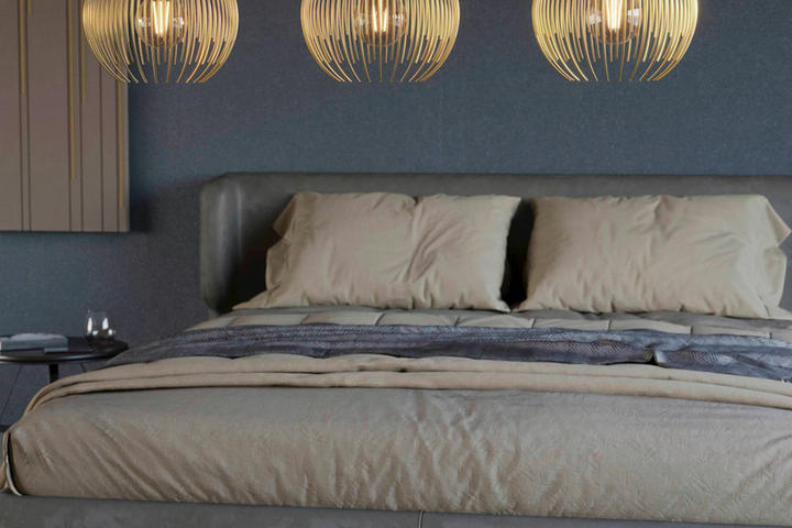 graues Bett mit Hängeleuchte