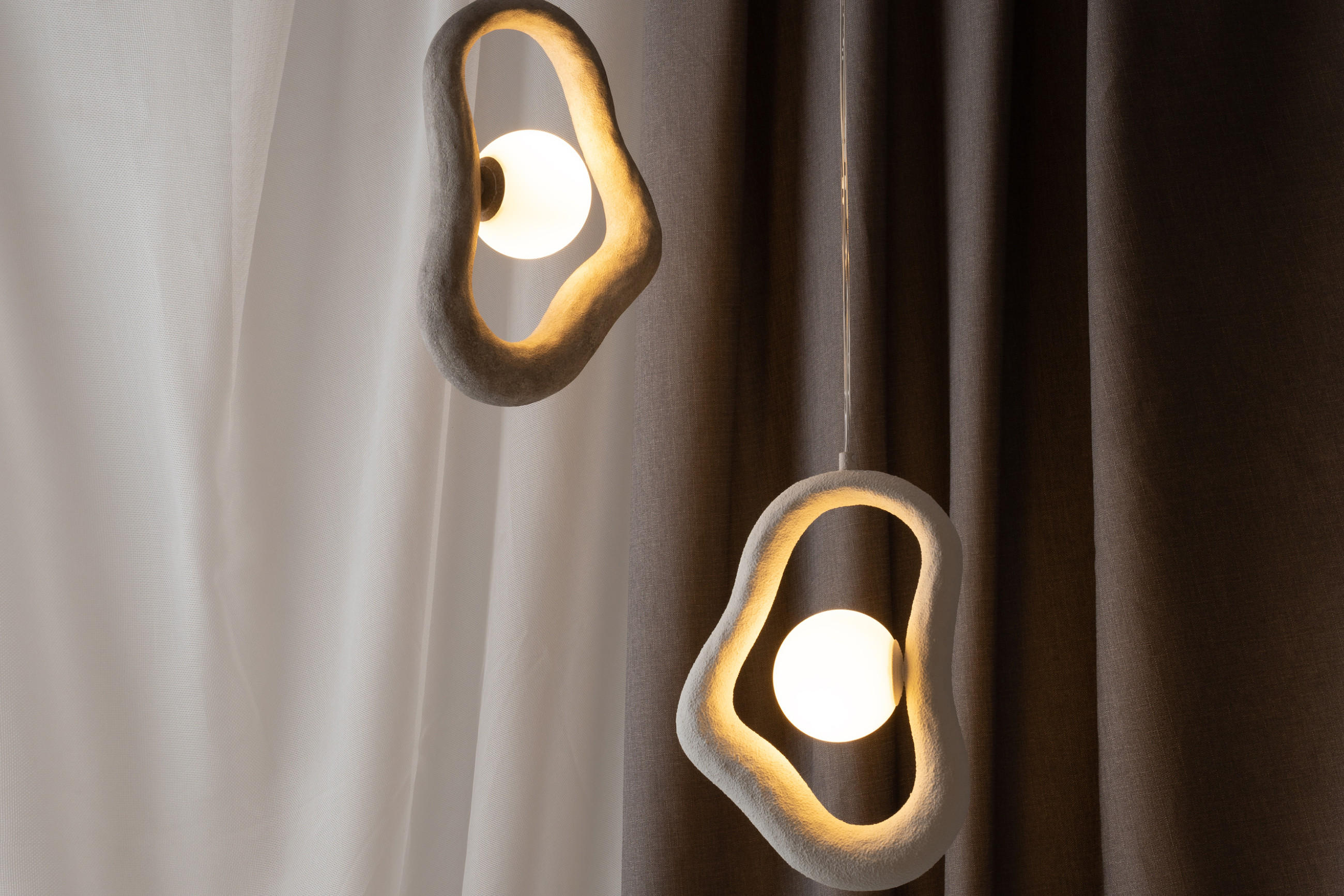 Hängeleuchten der Marke MAYTONI vor einem grauen Hintergrund