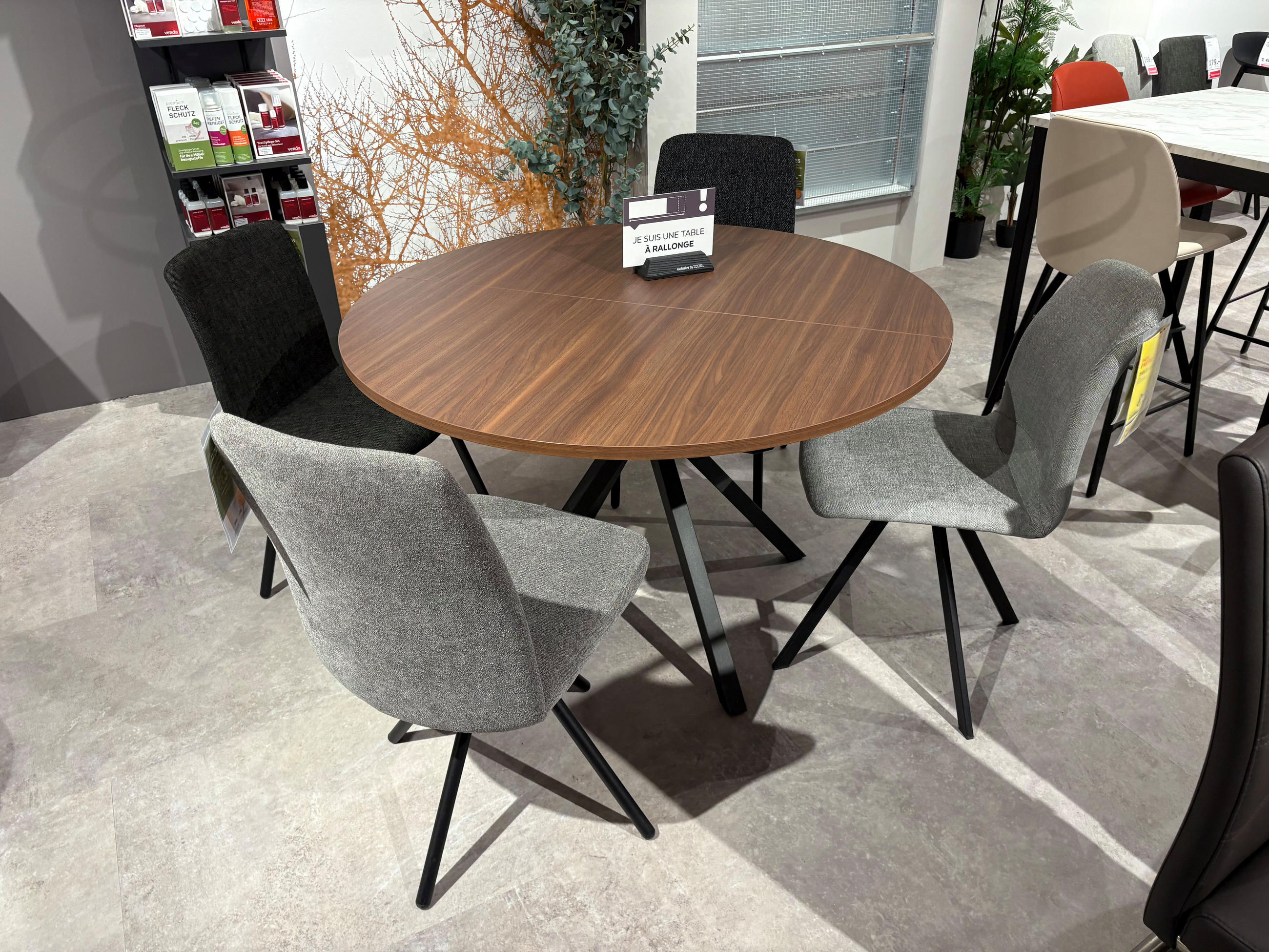 Table + 2 chaises grises + 2 chaises anthracites