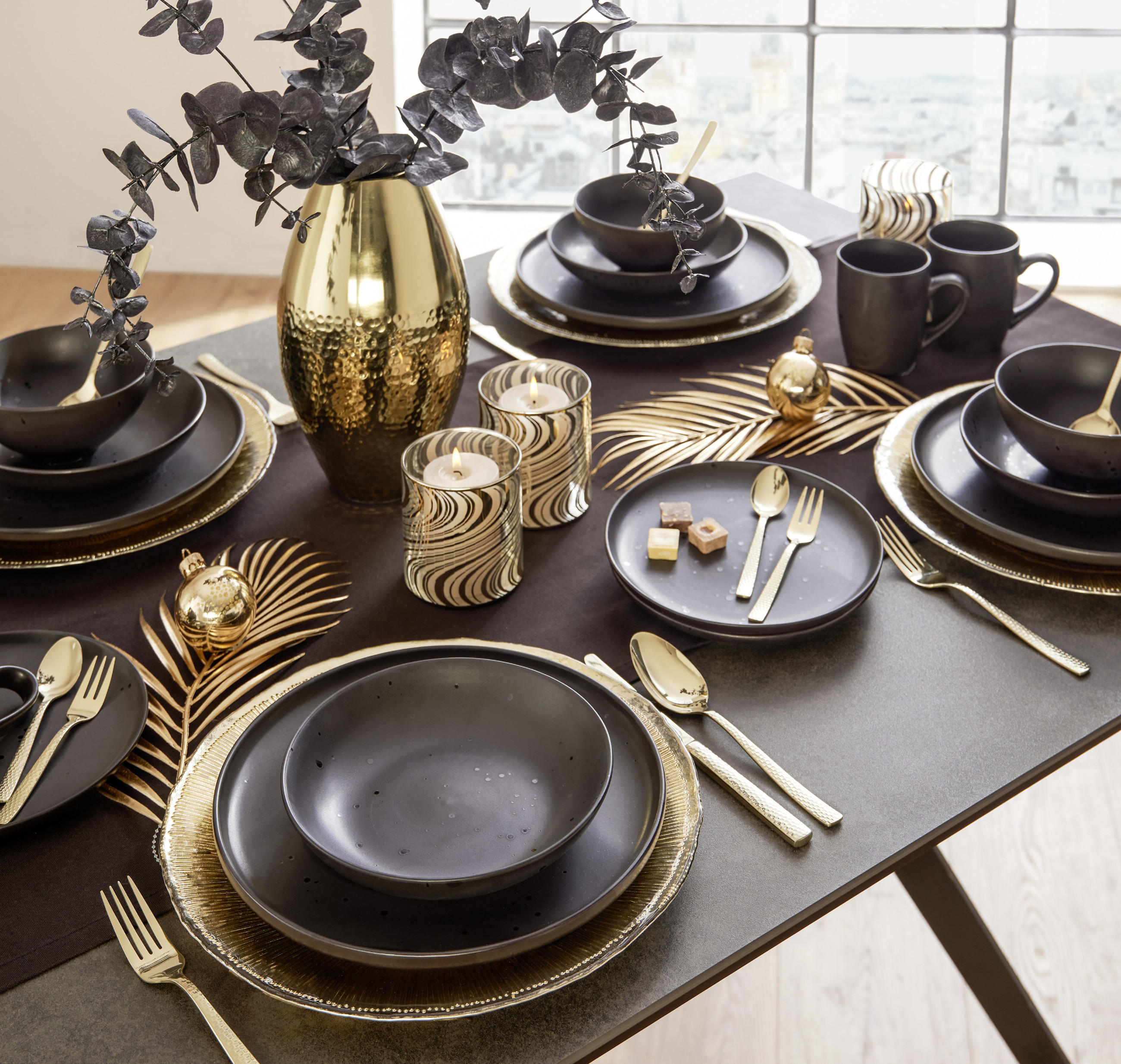 gedeckter weihnachtstisch schwarz gold