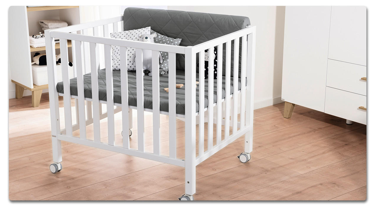 weißer Baby Laufstall