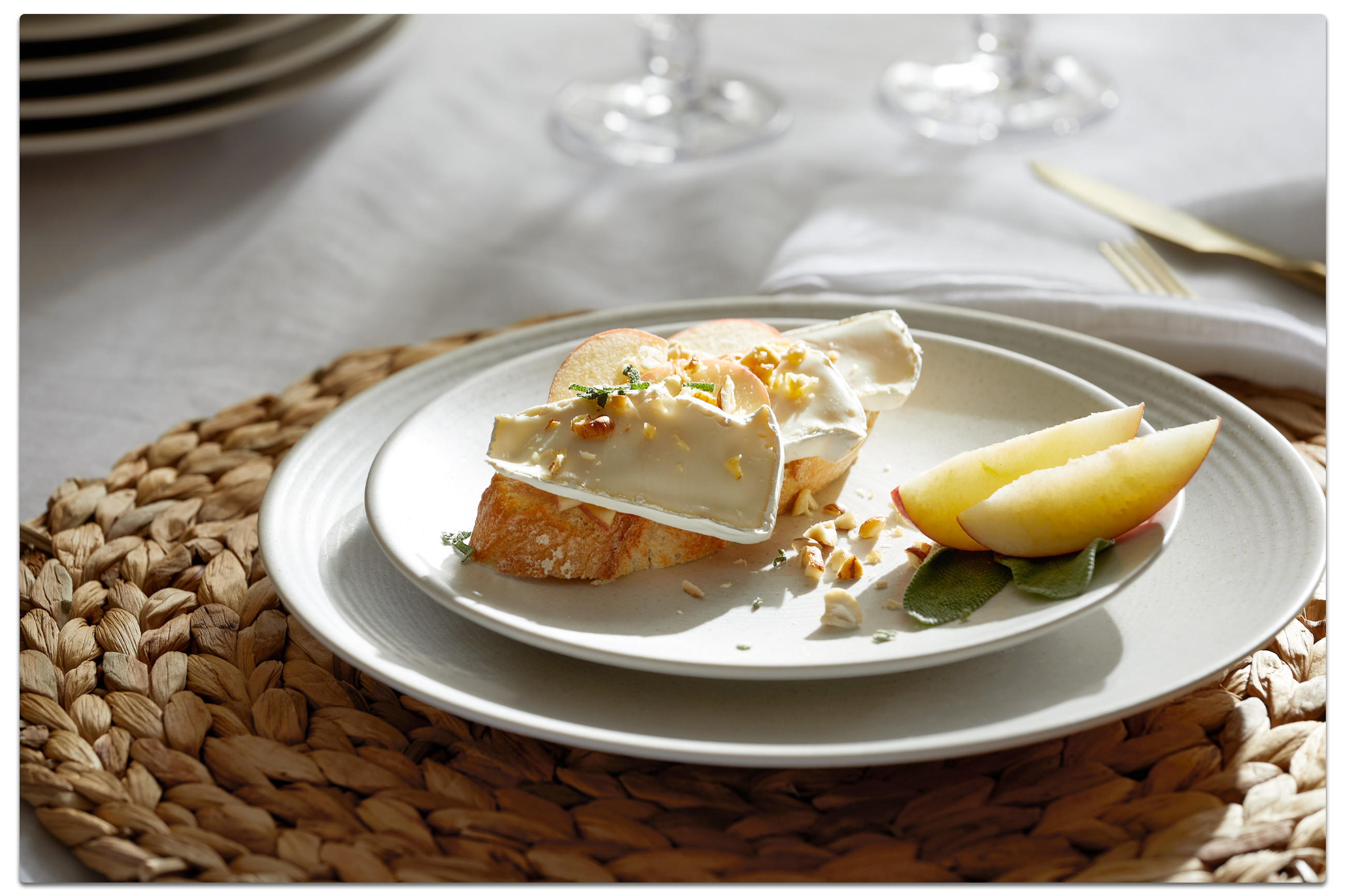 Ein weißer Teller, der mit köstlichem Essen gefüllt ist, präsentiert eine ansprechende Mahlzeit