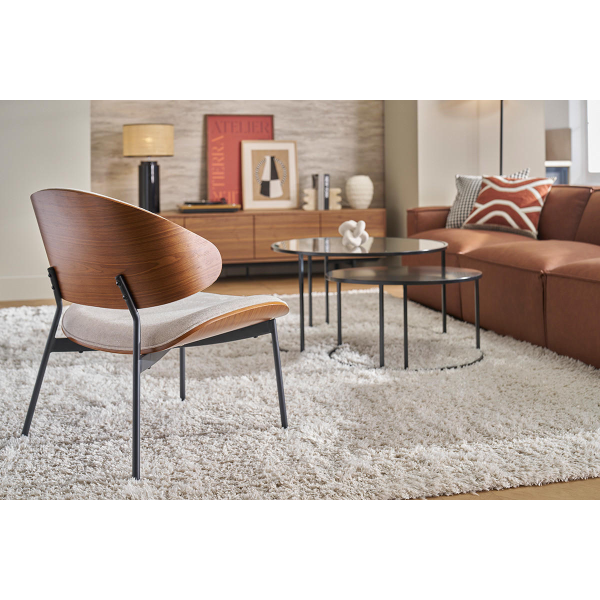 SESSEL in beige Textur-Samtstoff, dunkles Holz und schwarzes Metall FABULO - Beige/Braun, Textil (65/75/64cm) - Miliboo