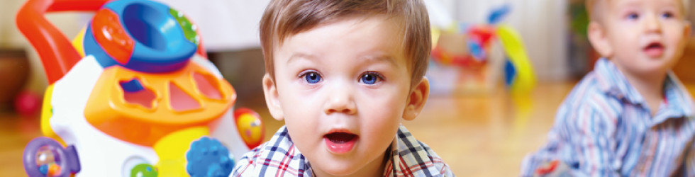Baby spielend die Welt entdecken