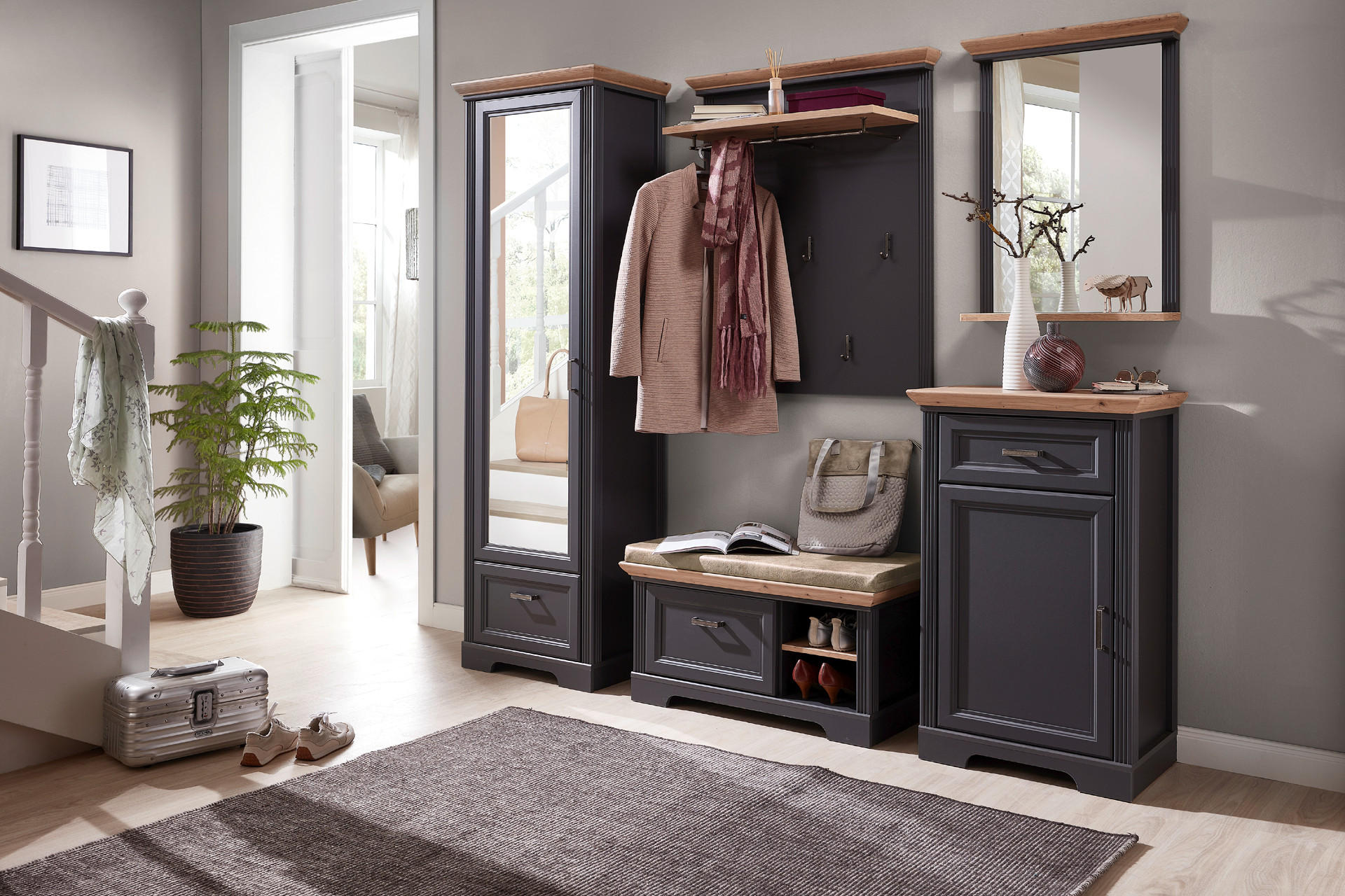 Dunkle Garderobe in dunkelgrau von Landscape
