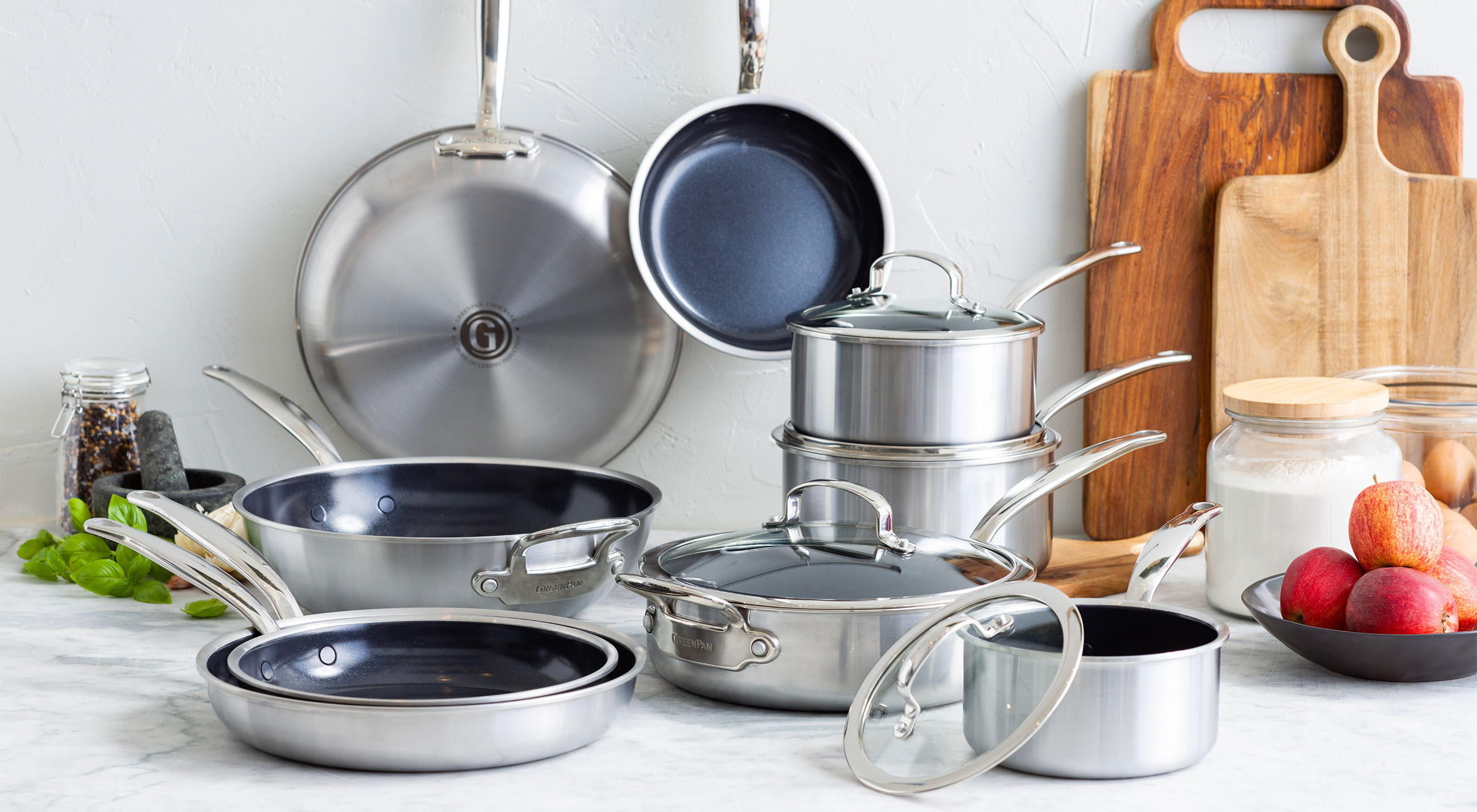Verschiedene Töpfe und Pfannen von GreenPan auf einem Küchentresen.