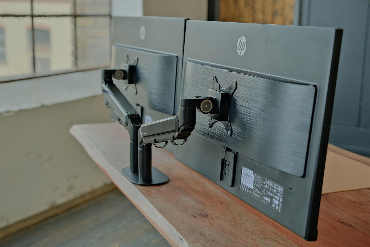 SCHREIBTISCH MIT MONITORHALTERUNG LORA elektrisch höhenverstellbar Nussbaum Dekor Akazie - Nussbaumfarben/Schwarz, Holz (180/90/72cm) - KAWOLA