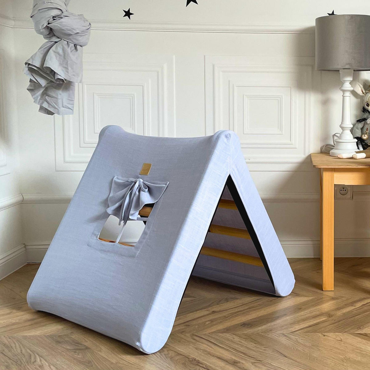 KLETTERDREIECK Haus für Kinder mit Grau-Blauem Dach, Zarter Stoff, Montessori, Weiß - Rosa/Weiß, Holz (59.5/59/60cm) - MeowBaby