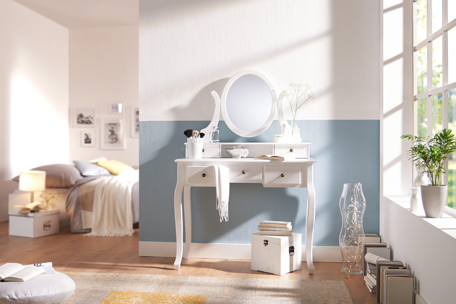 bílý toaletní stolek