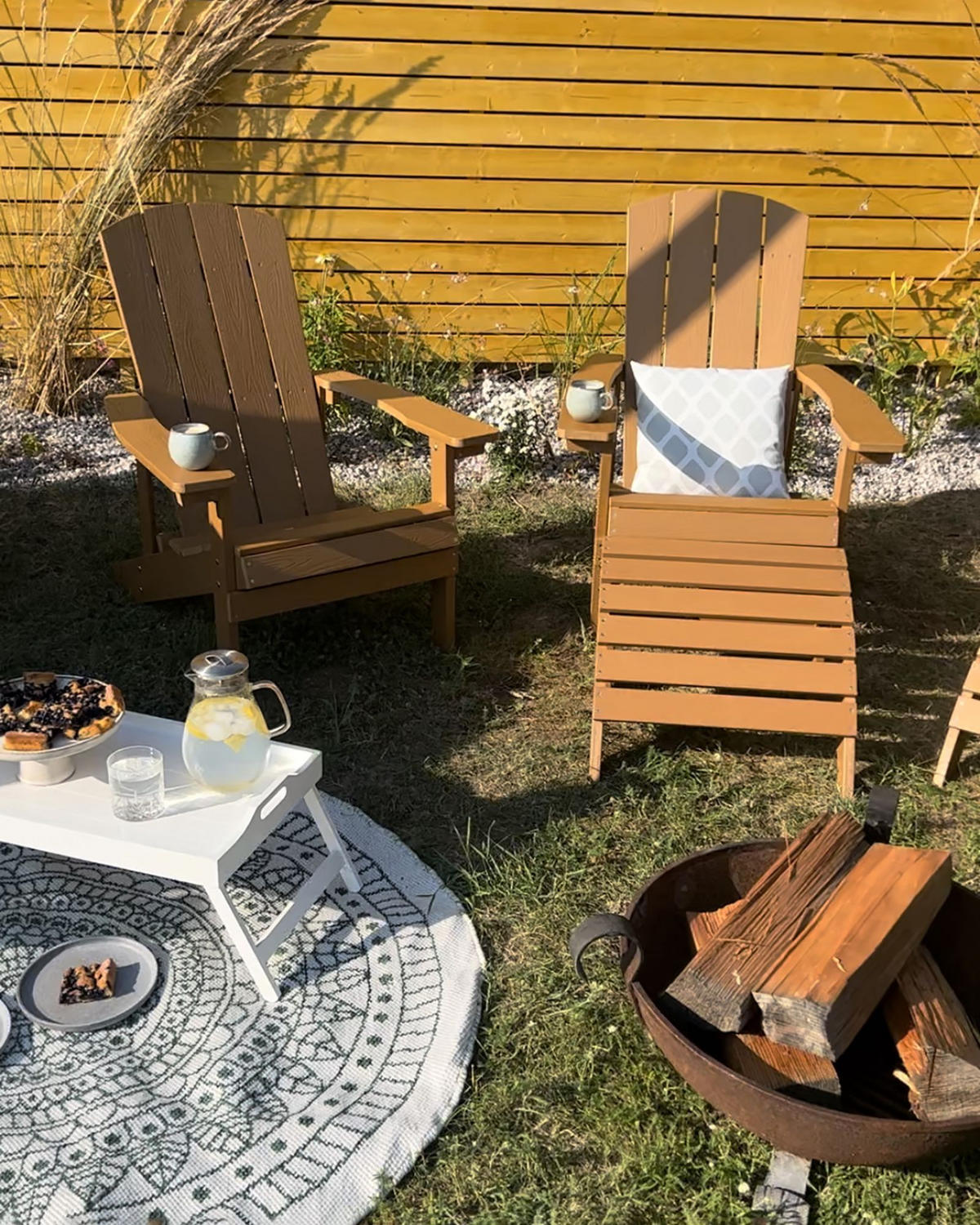 ZAHRADNÍ ŽIDLE s podnožkou Umělé dřevo světle hnědá Adirondack - světle hnědá, plast (75/88/88cm) - Beliani