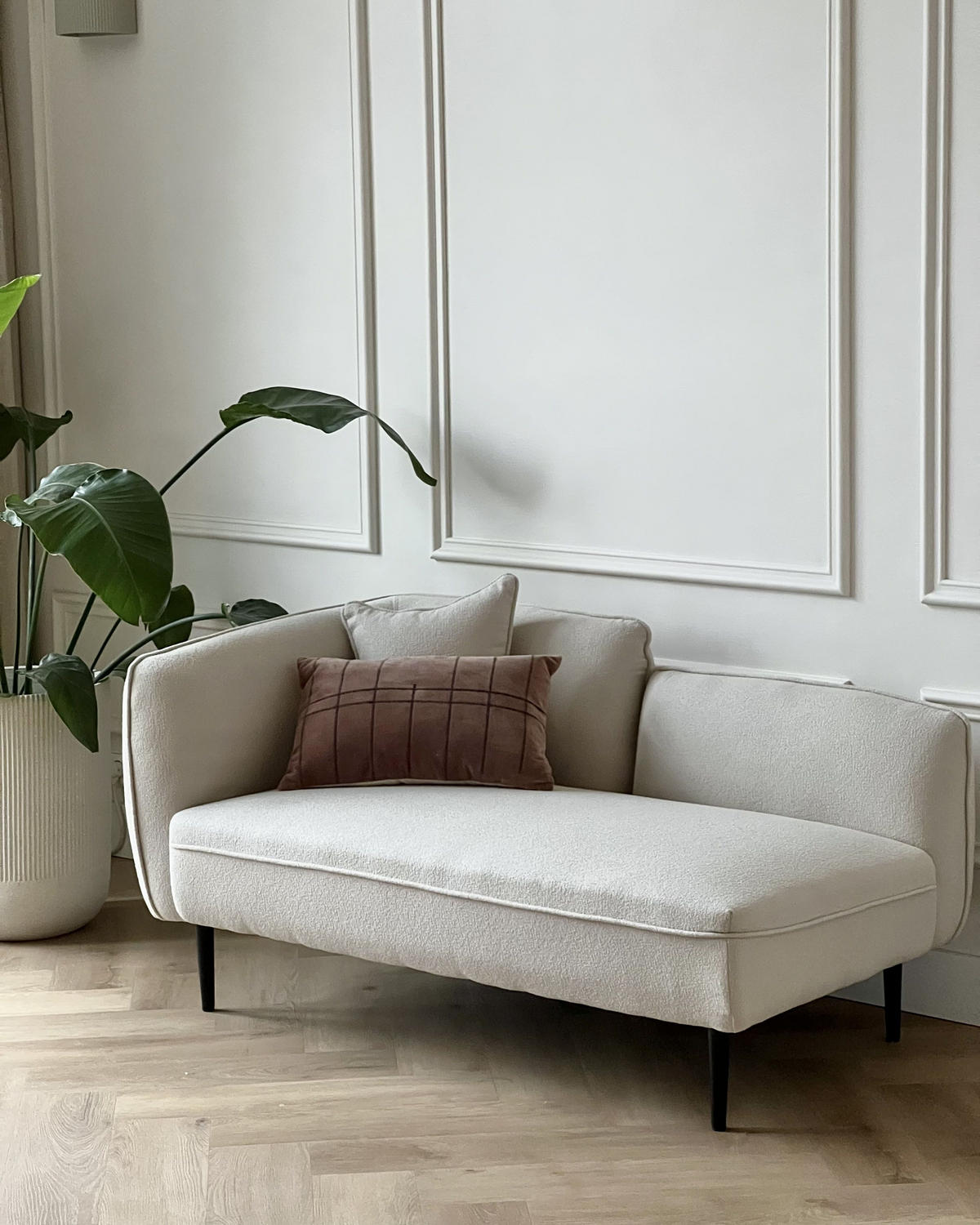 ČALOUNĚNÉ LEHÁTKO CHAISE LONGUE Bouclé světle béžové levostranné Chevannes - černá/béžová, textil (138/74/77cm) - Beliani