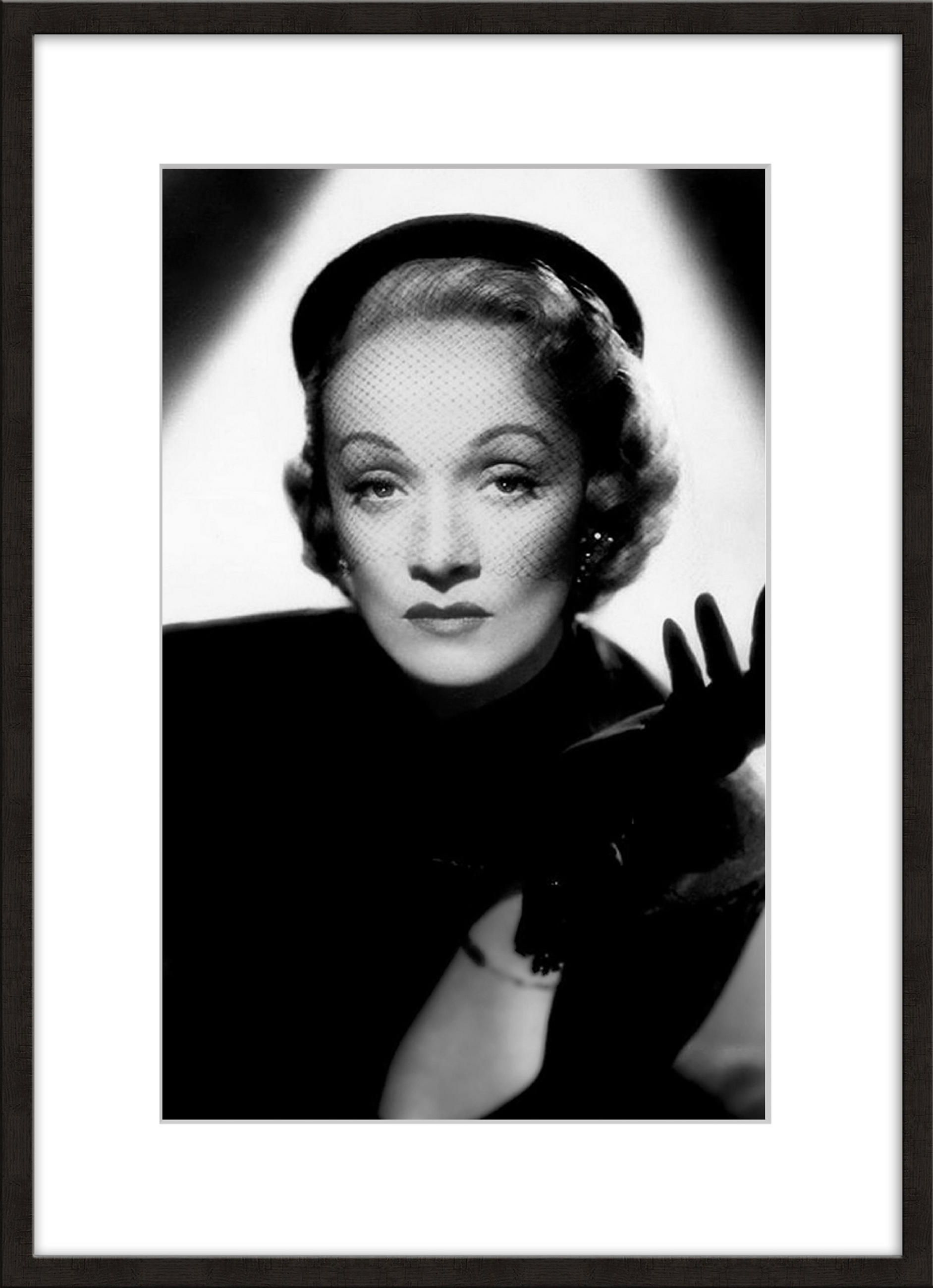 BILD mit Rahmen 51x71 cm Marlene Dietrich Schwarz-Weiß - Weiß, Holz (51/71cm) - artissimo