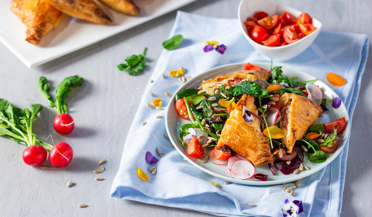 Spargel-Blaetterteigtaschen mit Fruehlingssalat Reiser kocht XXXLecker