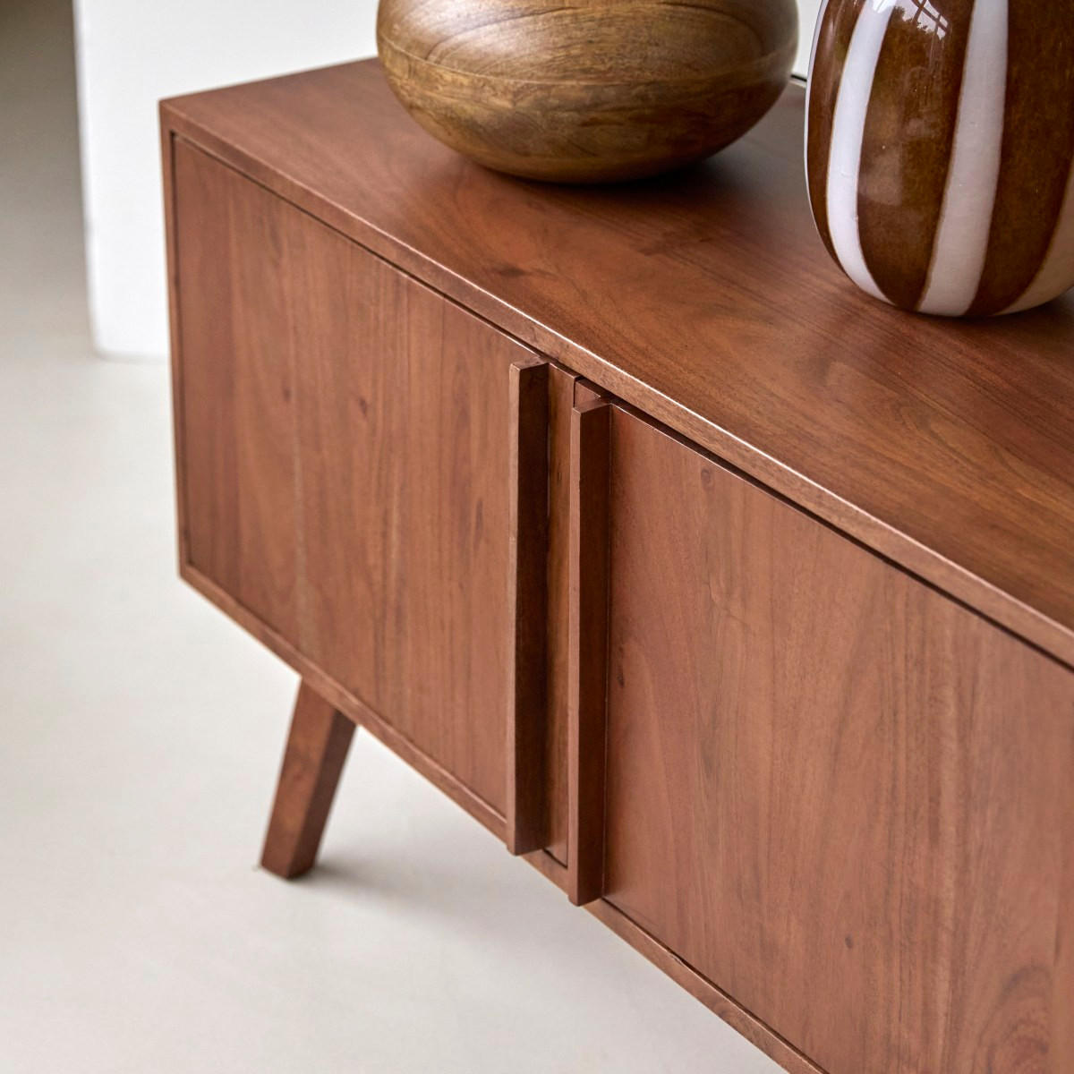 TV-SCHRANK Niels Dunkelbraun aus Akazie - Dunkelbraun, Holz (147/53/35cm) - Tikamoon