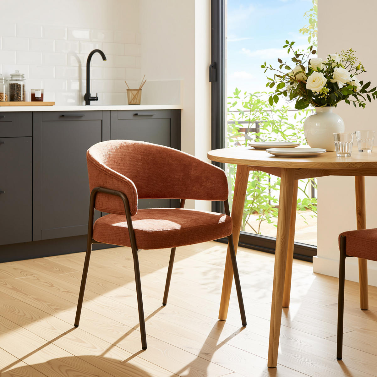 JÍDELNÍ ŽIDLE žinylka oranžová s ergonomickými područkami a kovovými nohami - pomerančová, textil (57/79.5/54.5cm) - Urban Meuble