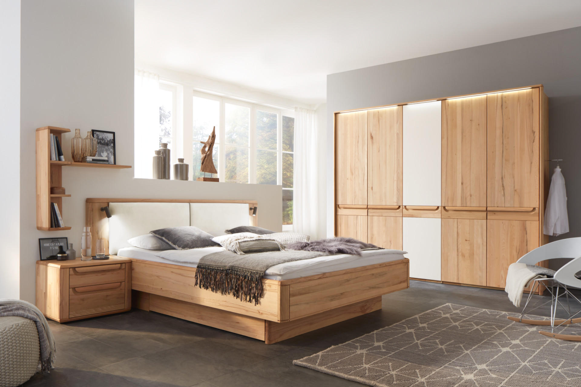 Schlafzimmer mit Holzbett und Holzkasten