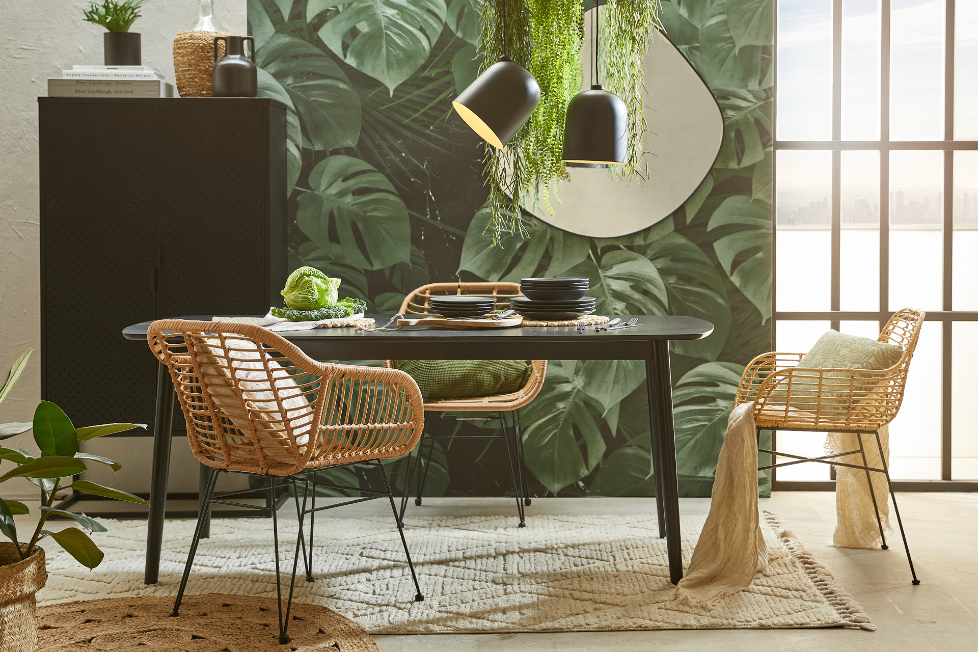 Matbord med matstolar med djungelinspiration