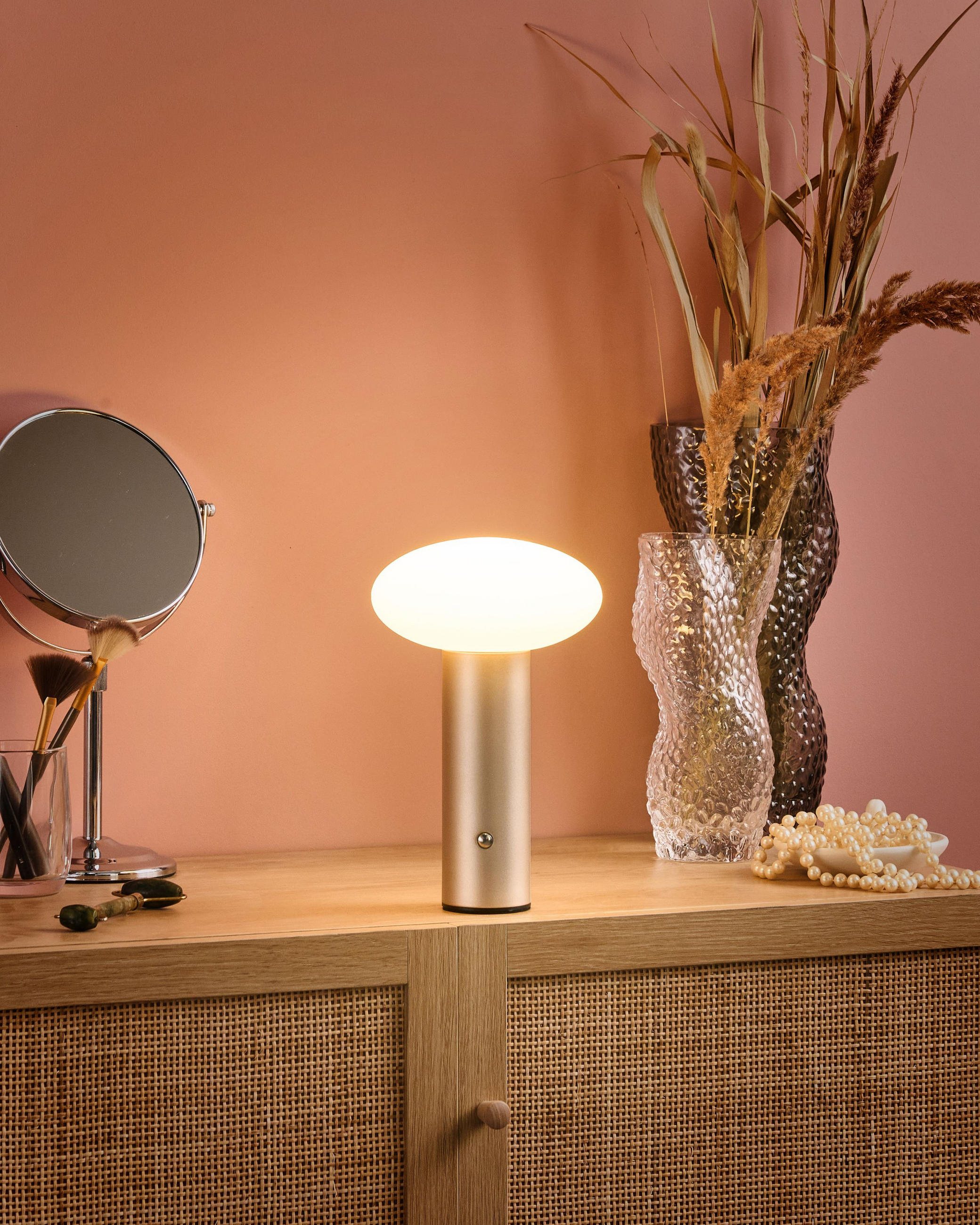 LED-TISCHLEUCHTE Gold/Weiß Buayan - Goldfarben/Weiß, Metall (15/15/25cm) - Beliani