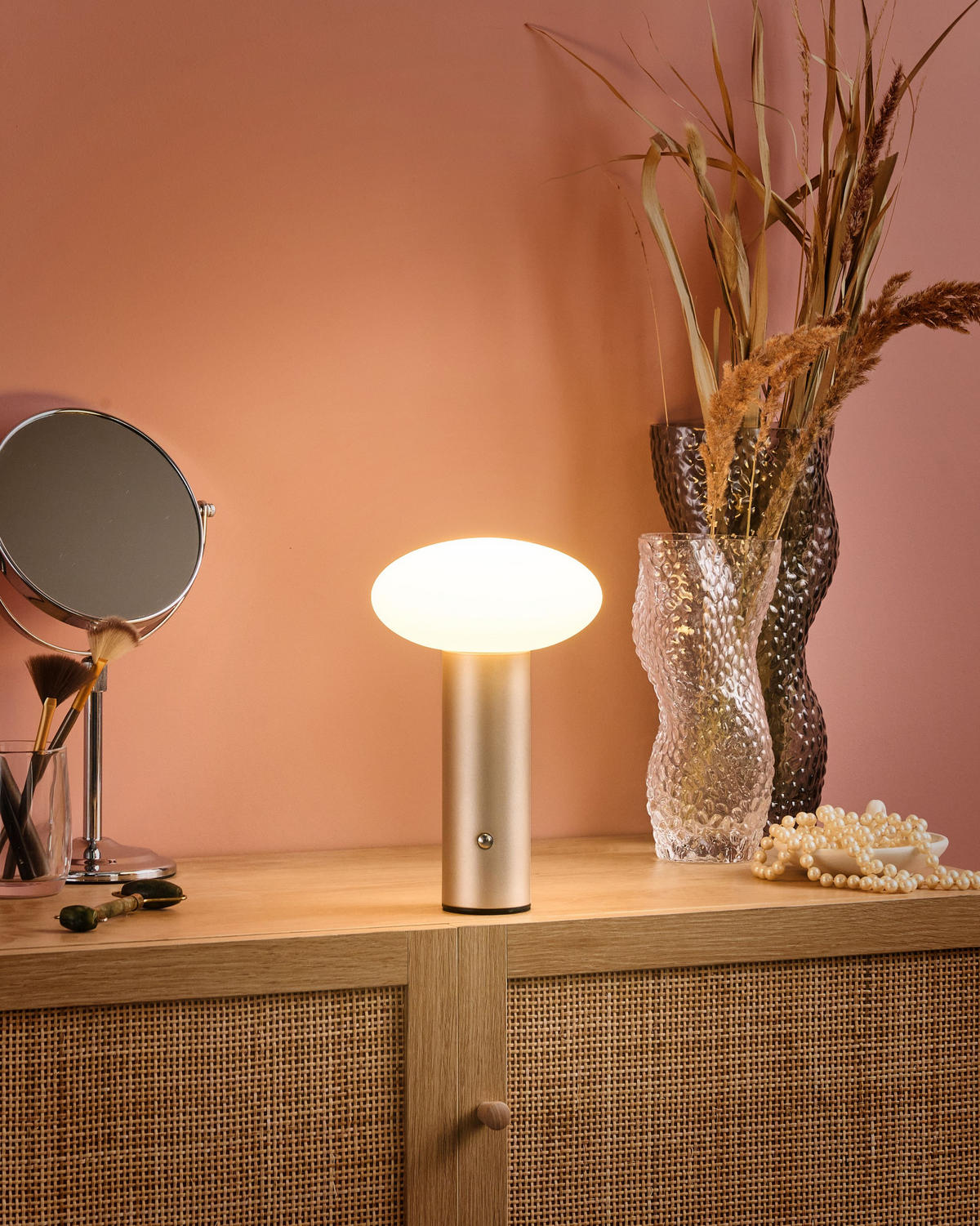 LED-TISCHLEUCHTE Gold/Weiß Buayan - Goldfarben/Weiß, Metall (15/15/25cm) - Beliani