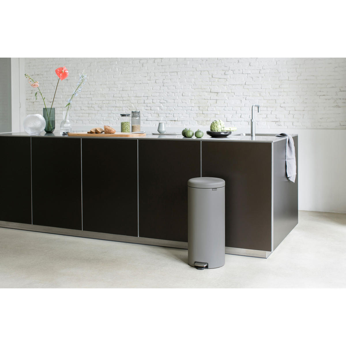 TRETEIMER NewIcon, Stahl, Mineral Concrete Grey, 30 L - Grau, Metall (29.3/67.9/38cm) - Brabantia