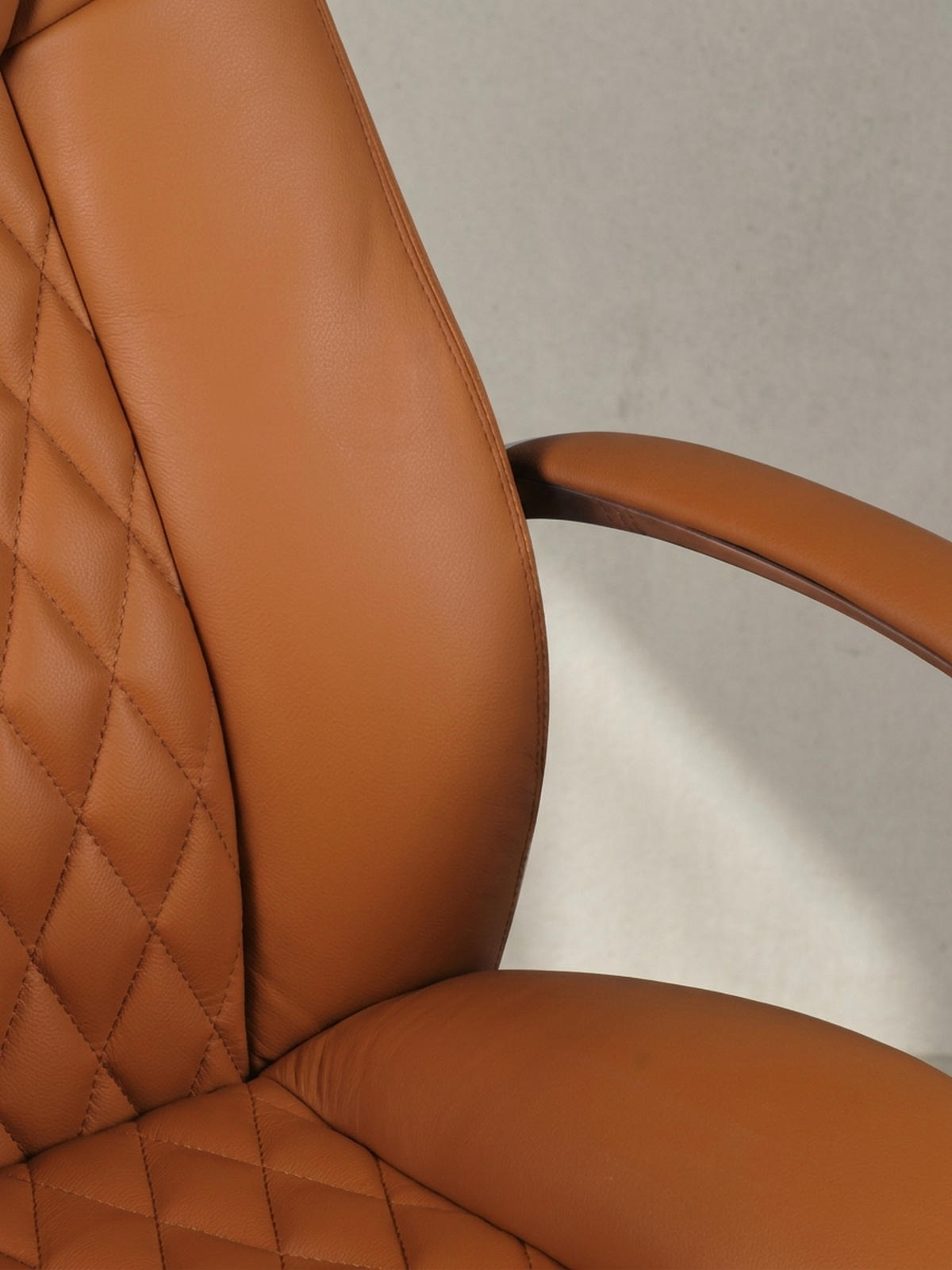 CHEFSESSEL Echtleder mit Aluminiumfußkreuz und ergonomischer Sitzform MADRID, Beige 70x68x130 cm - Beige/Silberfarben, Leder/Metall (70/130/68cm) - KADIMA DESIGN
